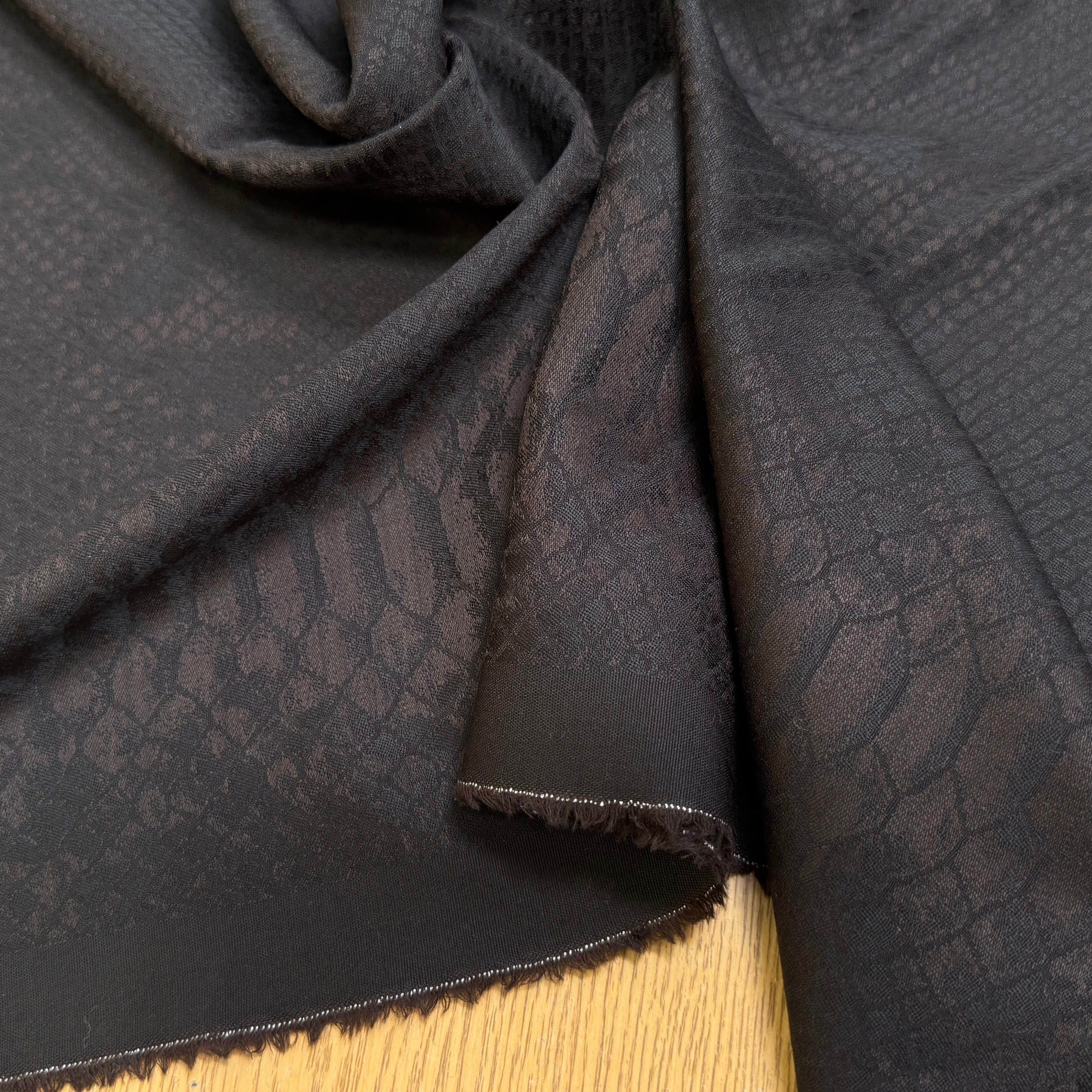 DRAPERIE DE LAINE PYTHON MARRON NOIR LÉGÈREMENT SATINÉE TRÈS CHIC - My Little Coupon
