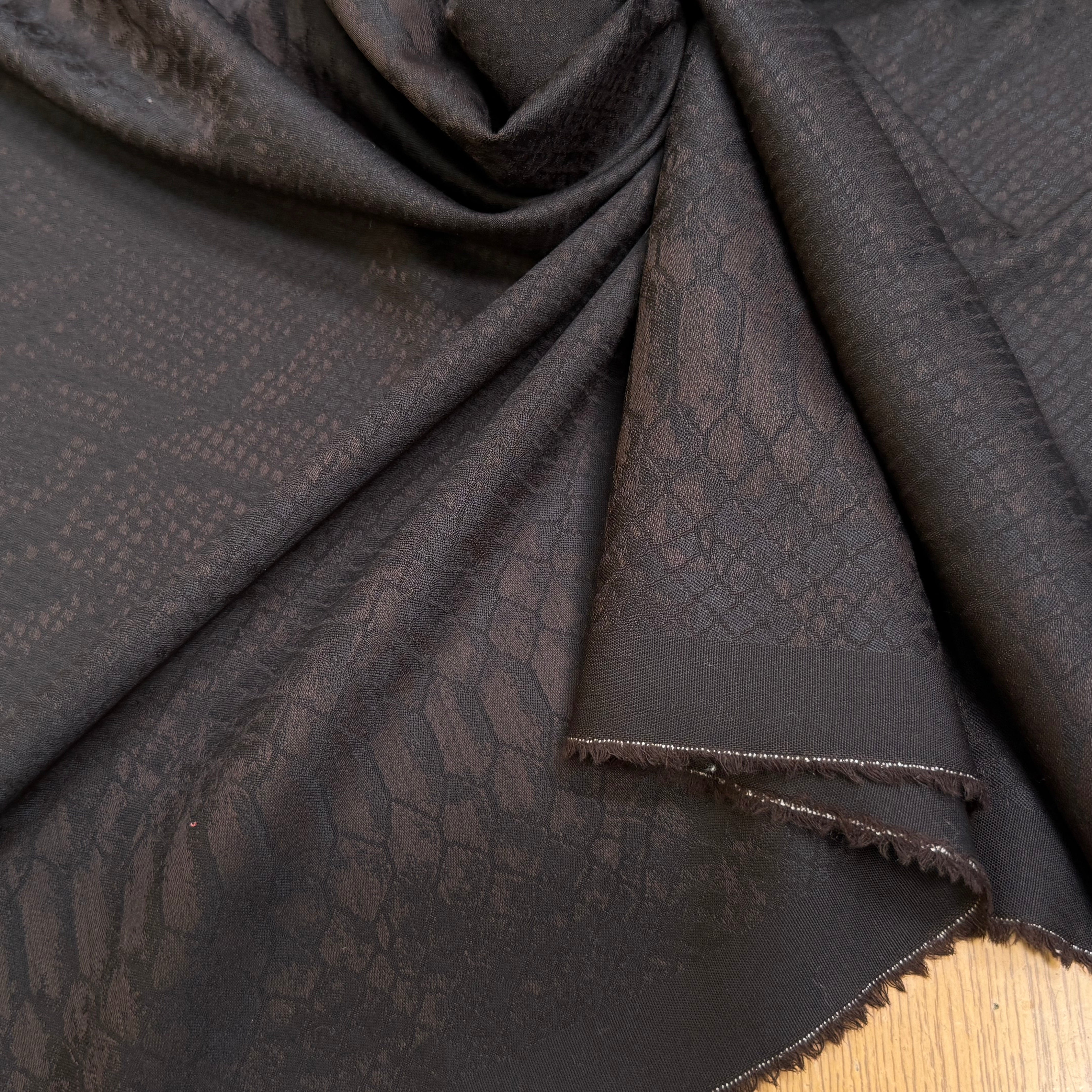 DRAPERIE DE LAINE PYTHON MARRON NOIR LÉGÈREMENT SATINÉE TRÈS CHIC - My Little Coupon
