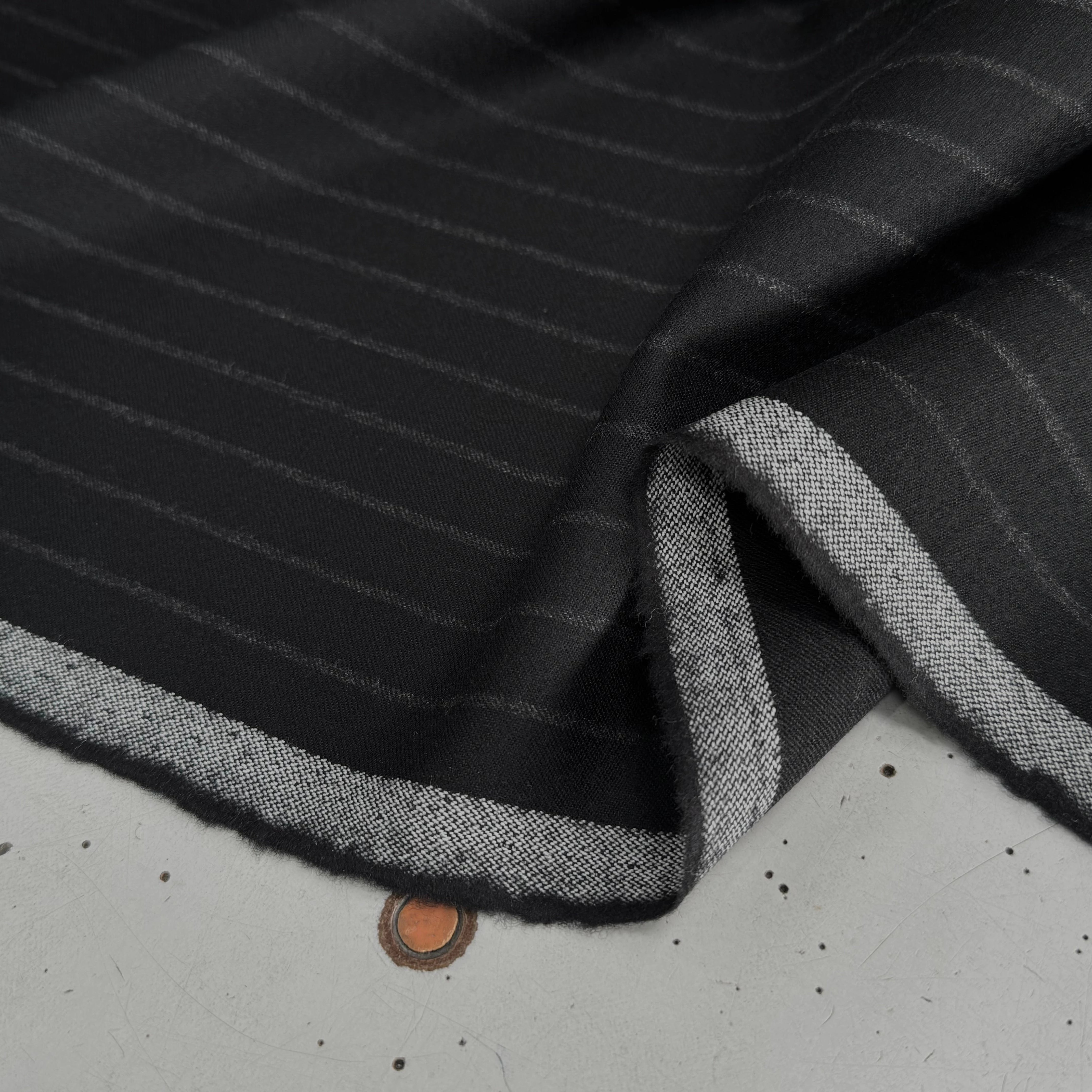 DRAPERIE DE LAINE TRÈS BELLE TENUE NOIR À RAYURES - My Little Coupon