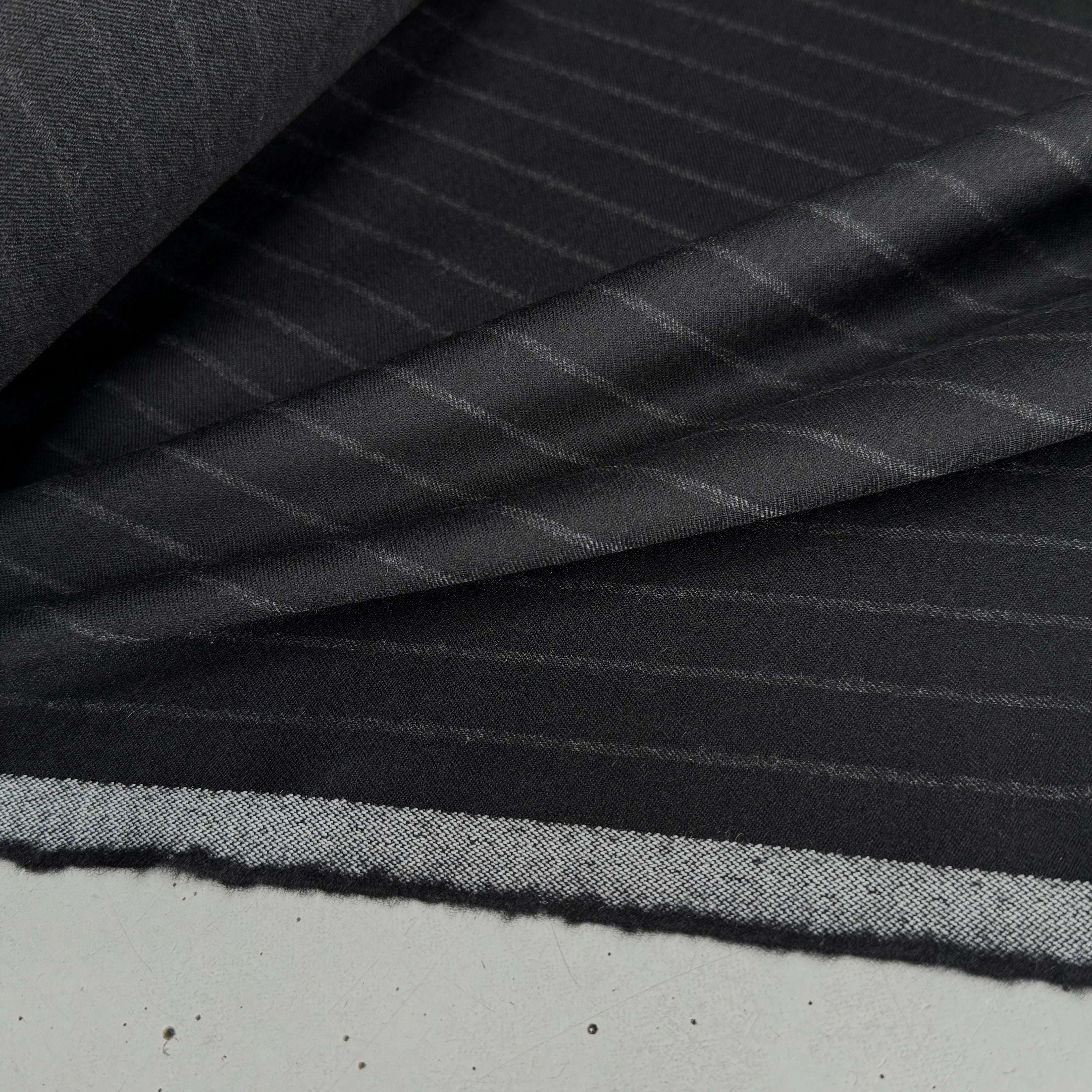 DRAPERIE DE LAINE TRÈS BELLE TENUE NOIR À RAYURES - My Little Coupon