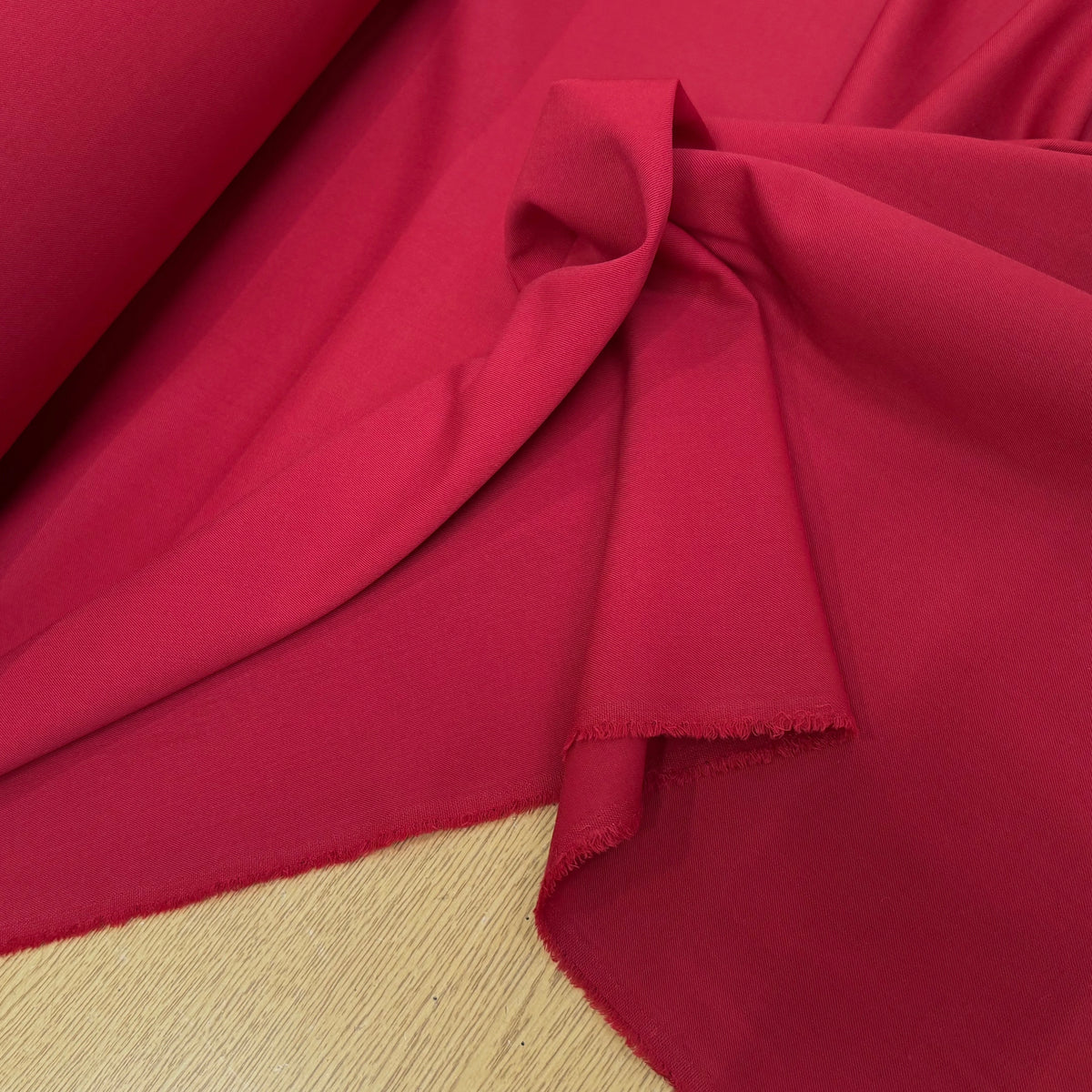DRAPERIE SERGÉE POLYLAINE STRETCH CERISE NET - My Little Coupon