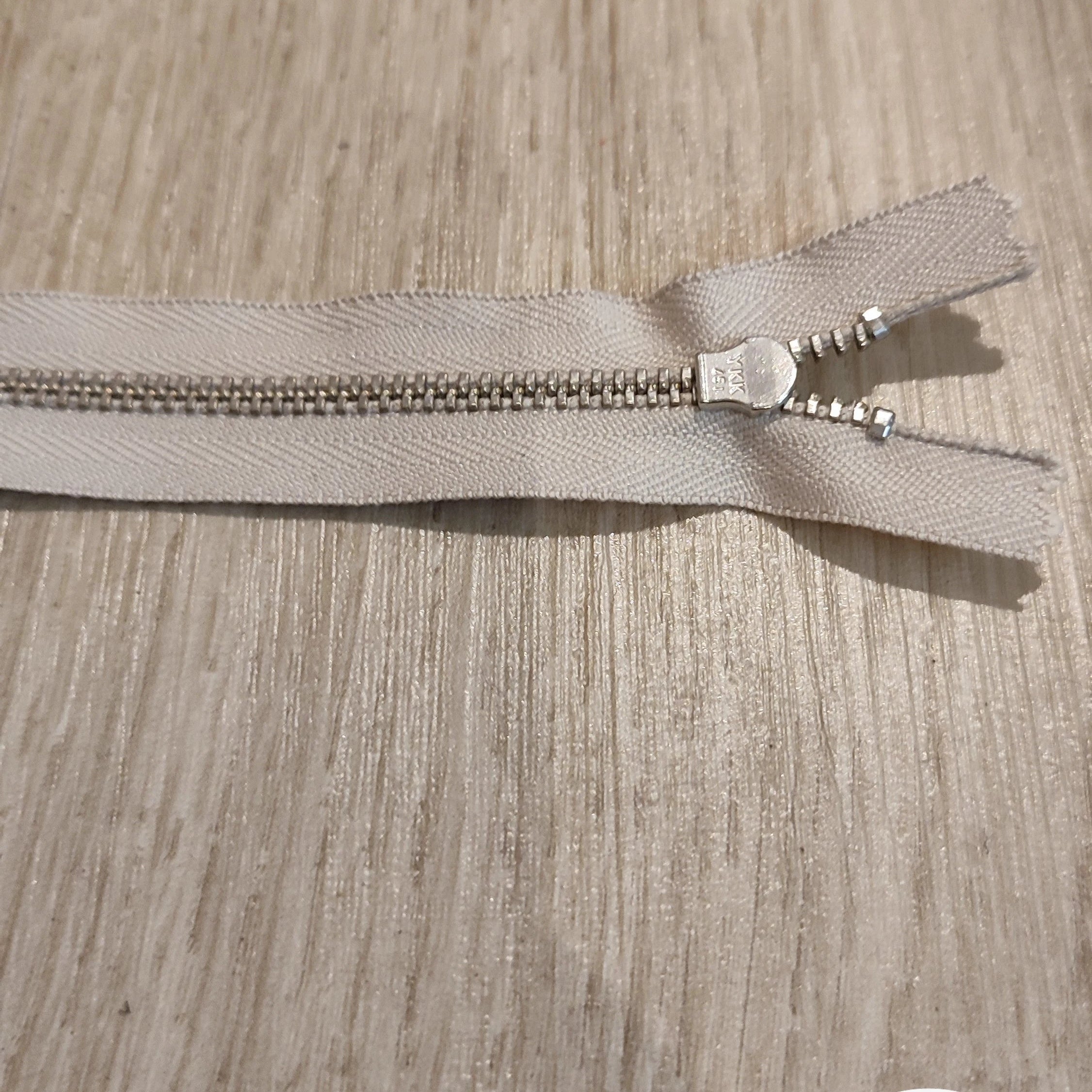 FERMETURE RIRI MÉTAL NON SÉPARABLE 12CM BLANC FONCÉ - My Little Coupon