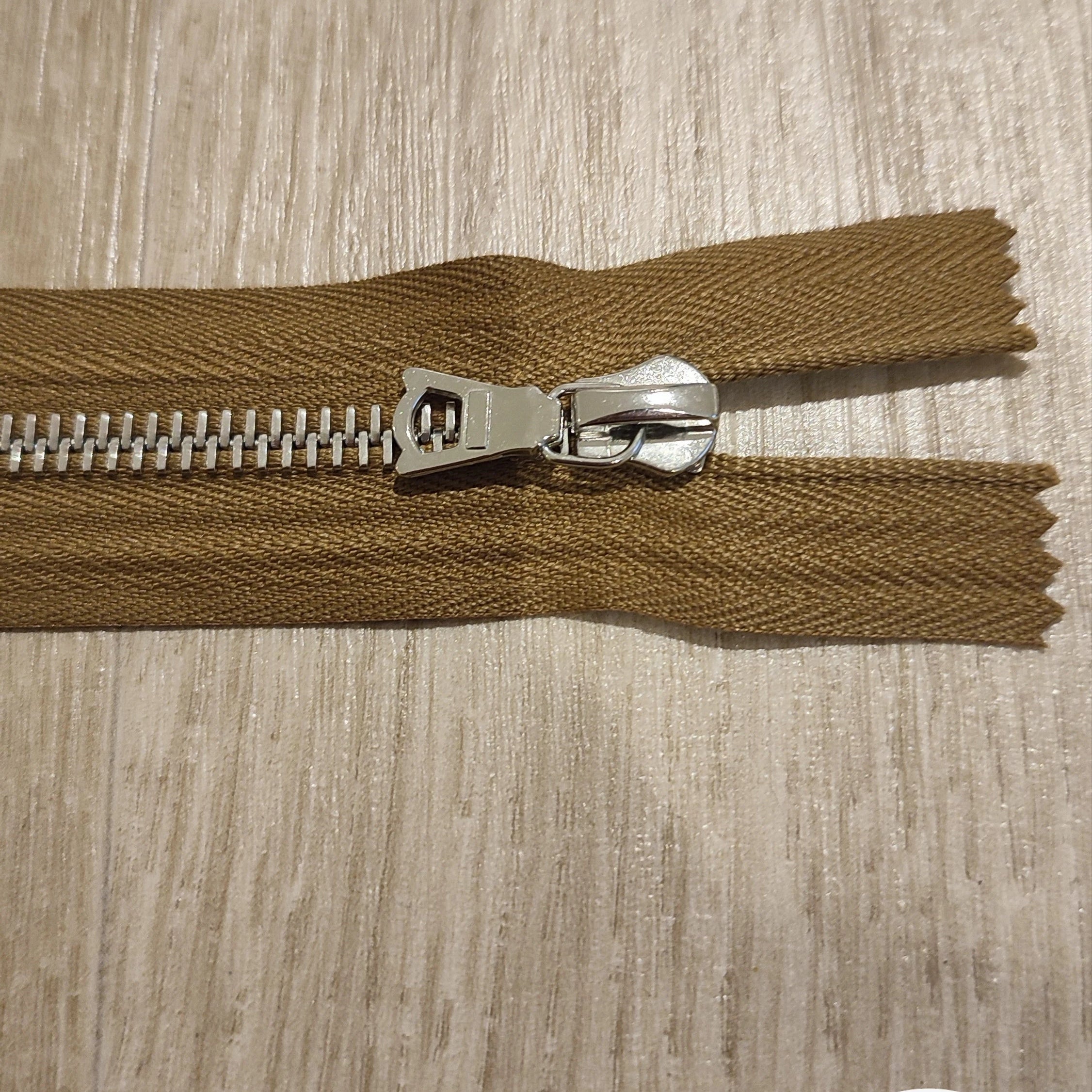 FERMETURE RIRI METAL NON SÉPARABLE 13CM MARRON M6 - My Little Coupon