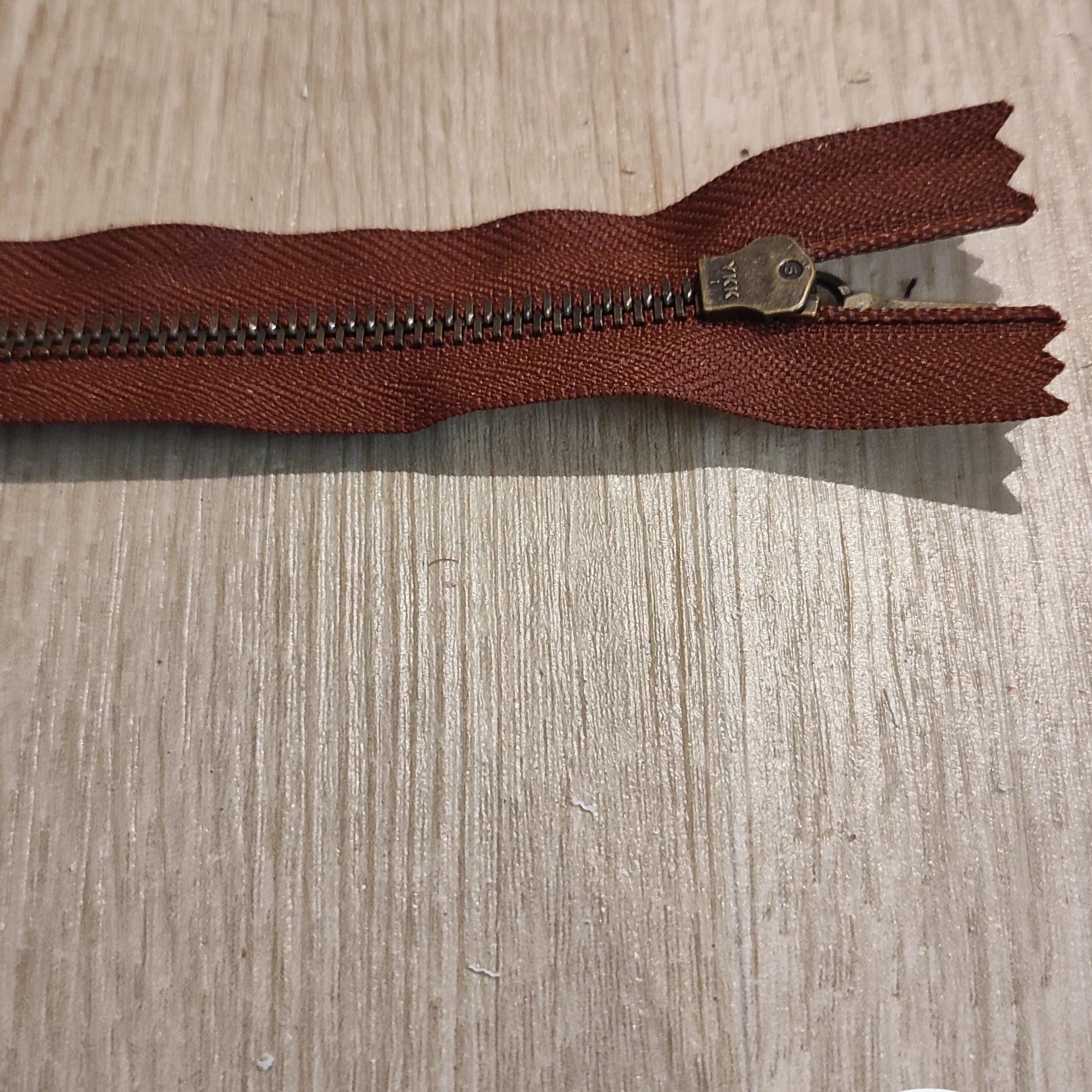 FERMETURE RIRI METAL NON SÉPARABLE 18CM MARRON NOISETTE FONCÉ - My Little Coupon