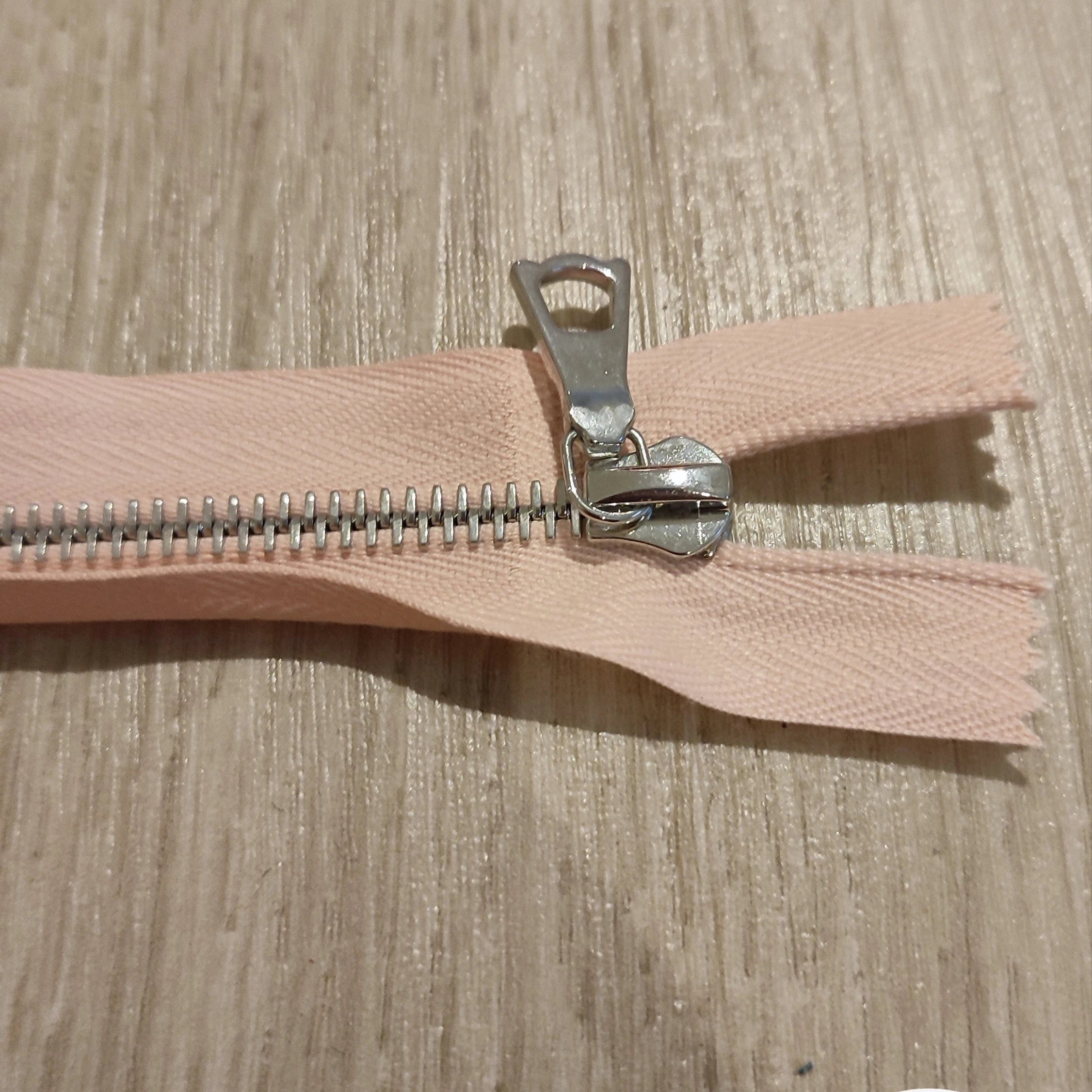 FERMETURE RIRI METAL NON SÉPARABLE 20CM ROSE POUDRÉ M6 - My Little Coupon