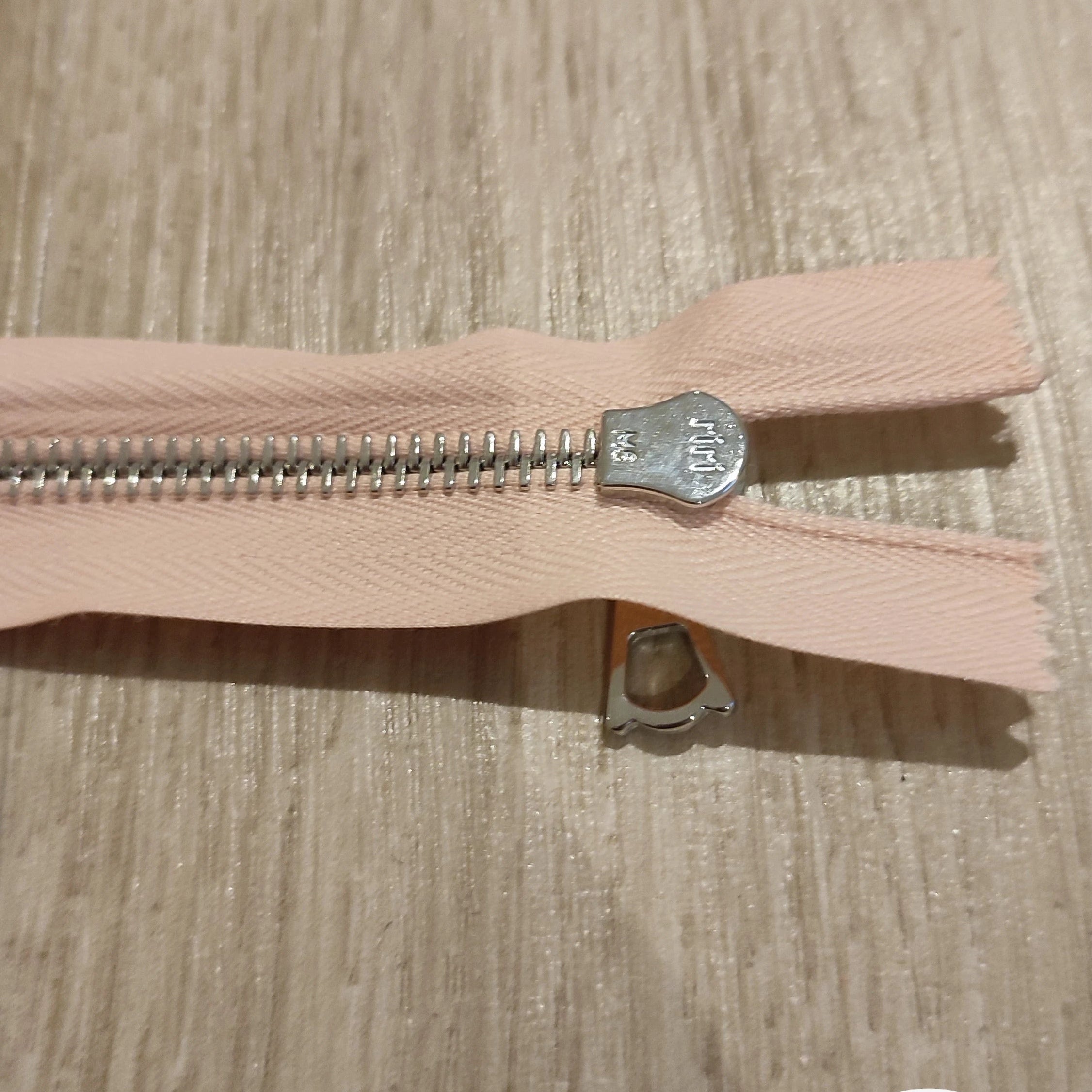 FERMETURE RIRI METAL NON SÉPARABLE 20CM ROSE POUDRÉ M6 - My Little Coupon