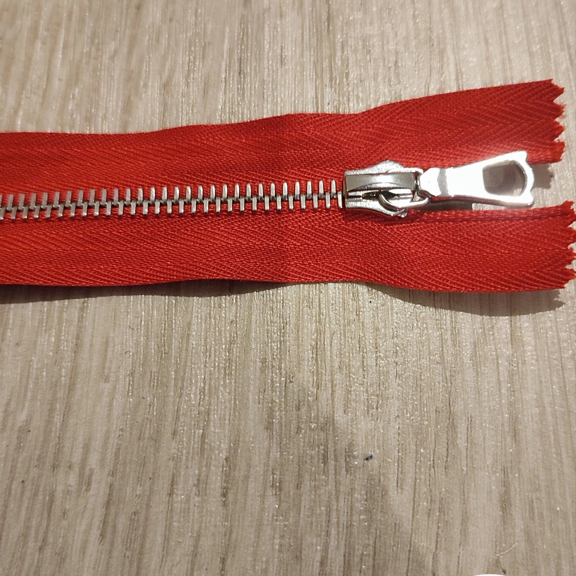 FERMETURE RIRI METAL NON SÉPARABLE 20CM ROUGE M6 - My Little Coupon