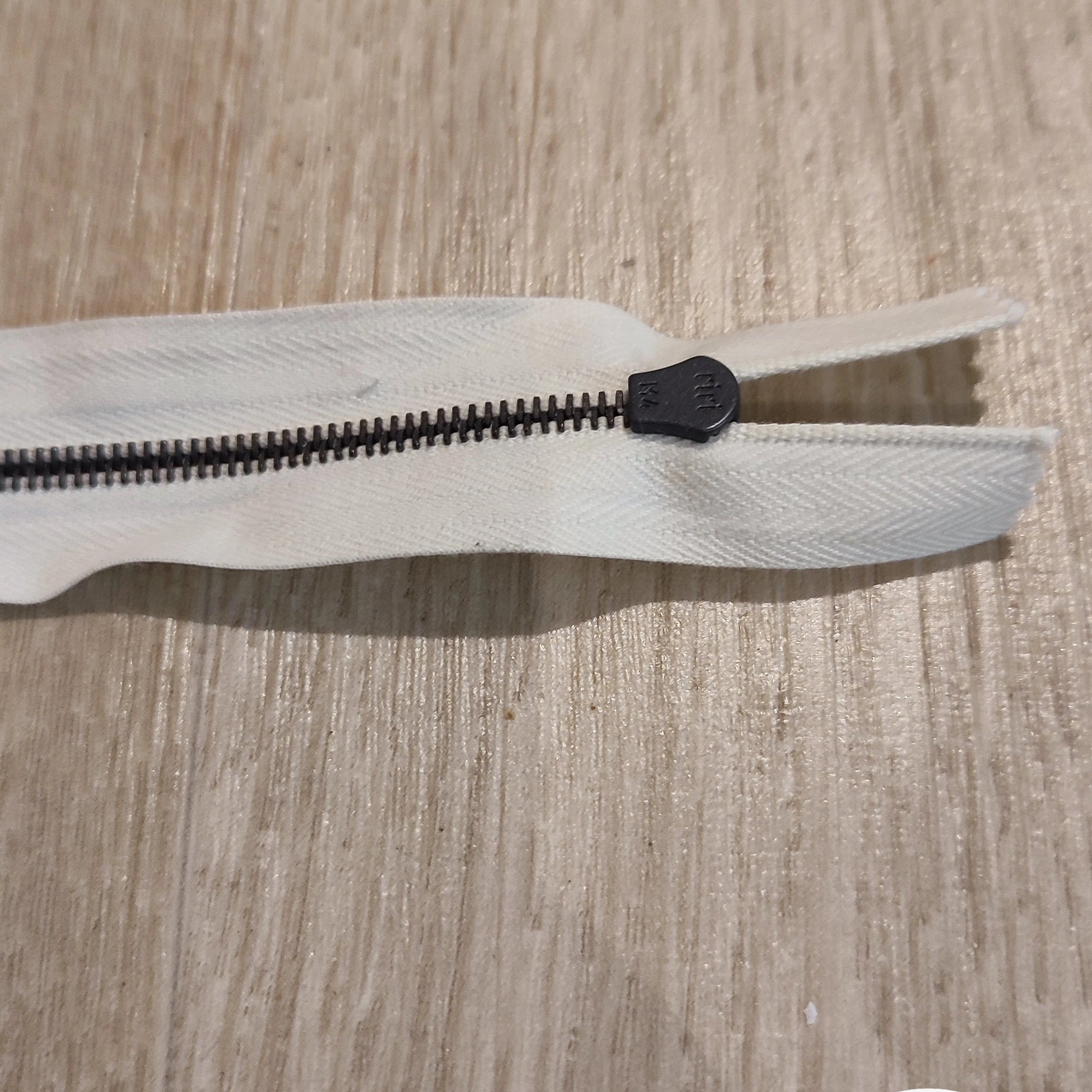 FERMETURE RIRI MÉTAL NON SÉPARABLE 25CM BLANC M4 - My Little Coupon
