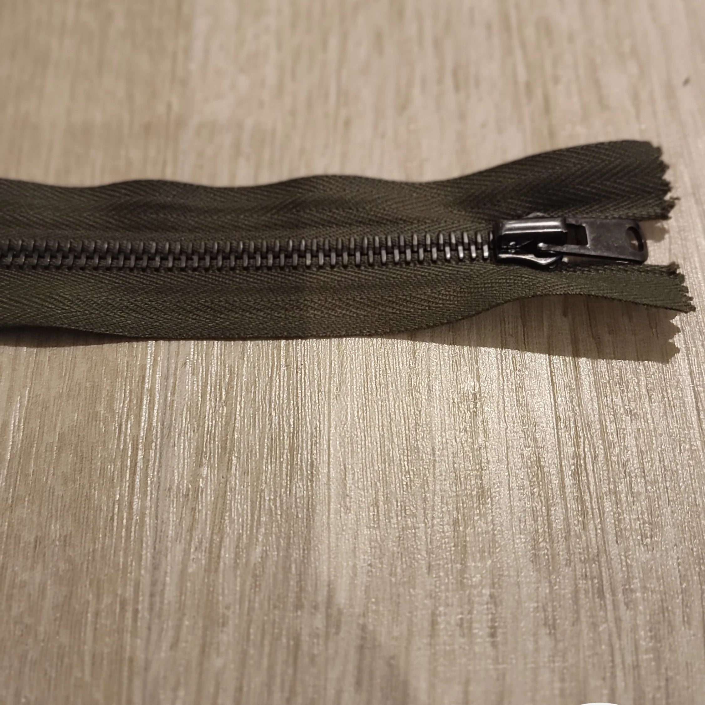 FERMETURE RIRI MÉTAL NON SÉPARABLE 35CM VERT KAKI FONCÉ M6 - My Little Coupon