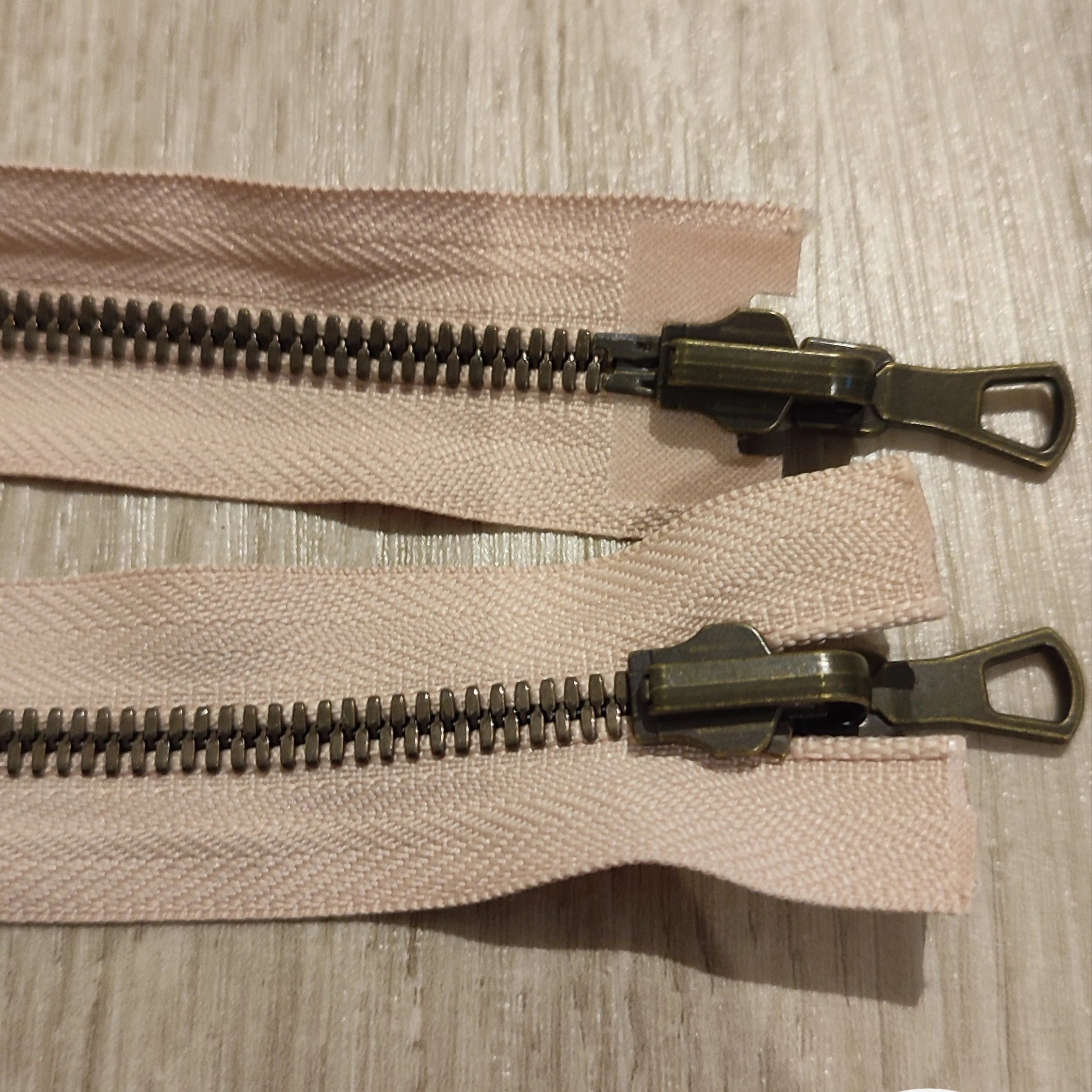 FERMETURE RIRI METAL NON SÉPARABLE DOUBLE CHEMIN RÉVERSIBLE 70CM ROSE POUDRÉ - My Little Coupon
