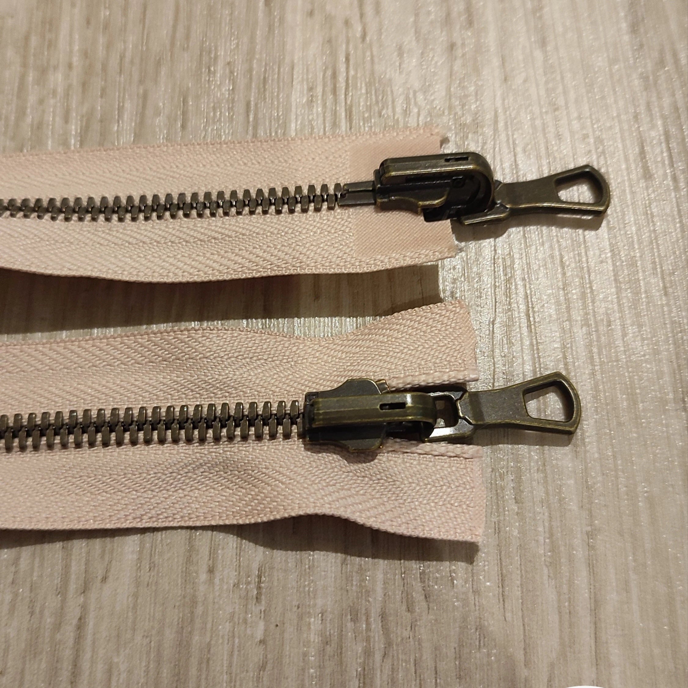 FERMETURE RIRI METAL NON SÉPARABLE DOUBLE CHEMIN RÉVERSIBLE 70CM ROSE POUDRÉ - My Little Coupon