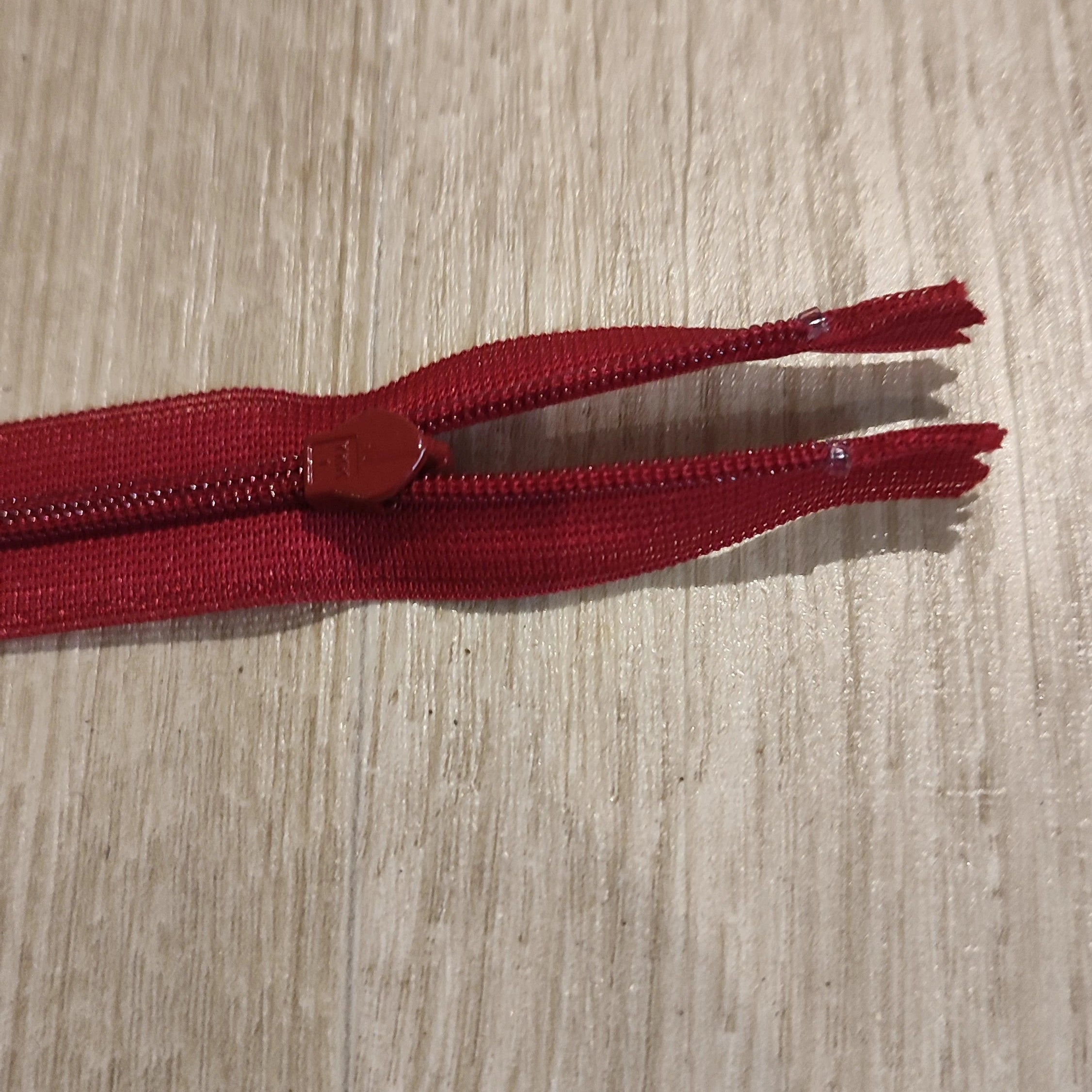 FERMETURE RIRI MÉTAL NON SÉPARABLE INVISIBLE 22CM ROUGE - My Little Coupon