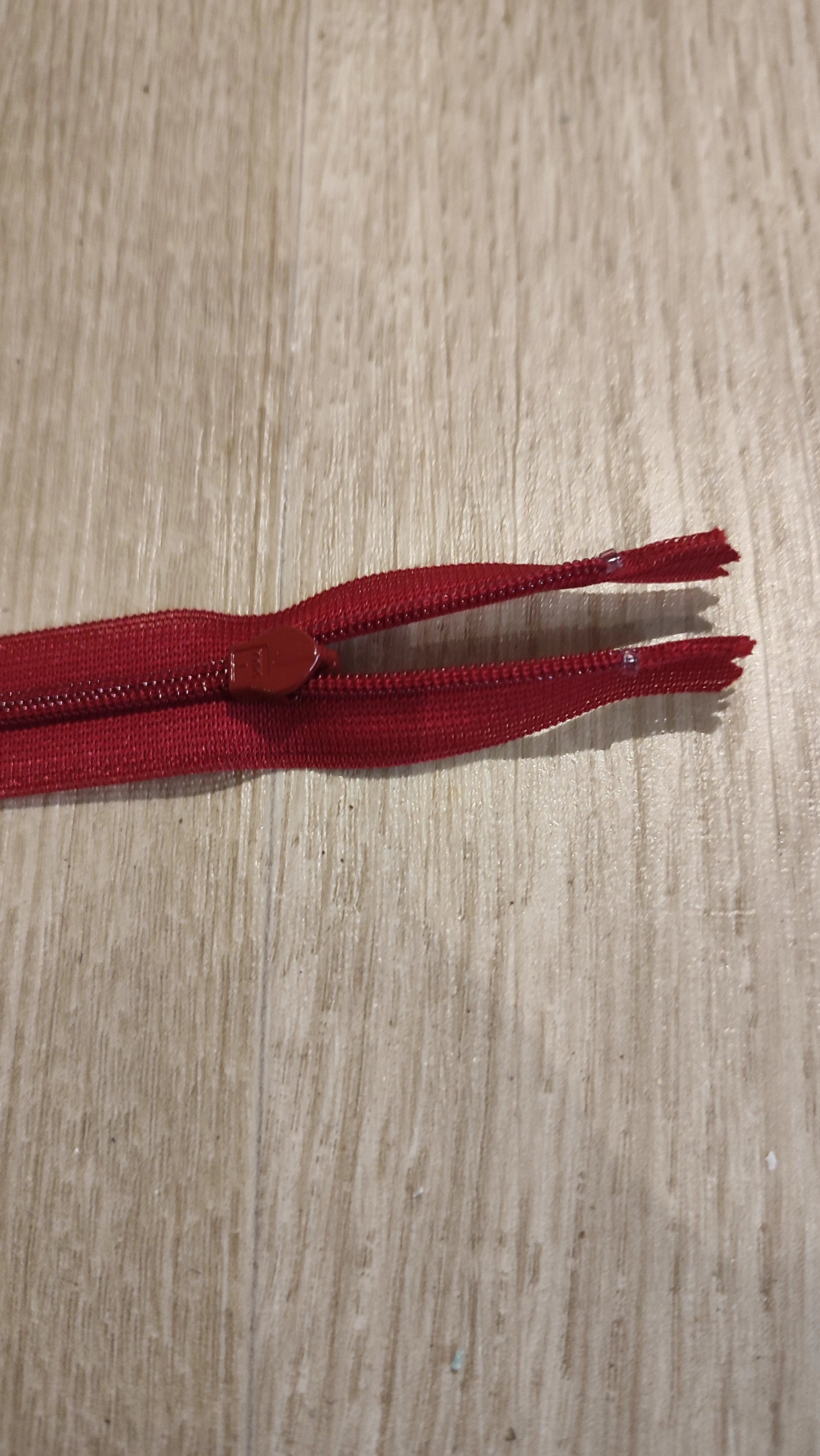FERMETURE RIRI MÉTAL NON SÉPARABLE INVISIBLE 22CM ROUGE - My Little Coupon