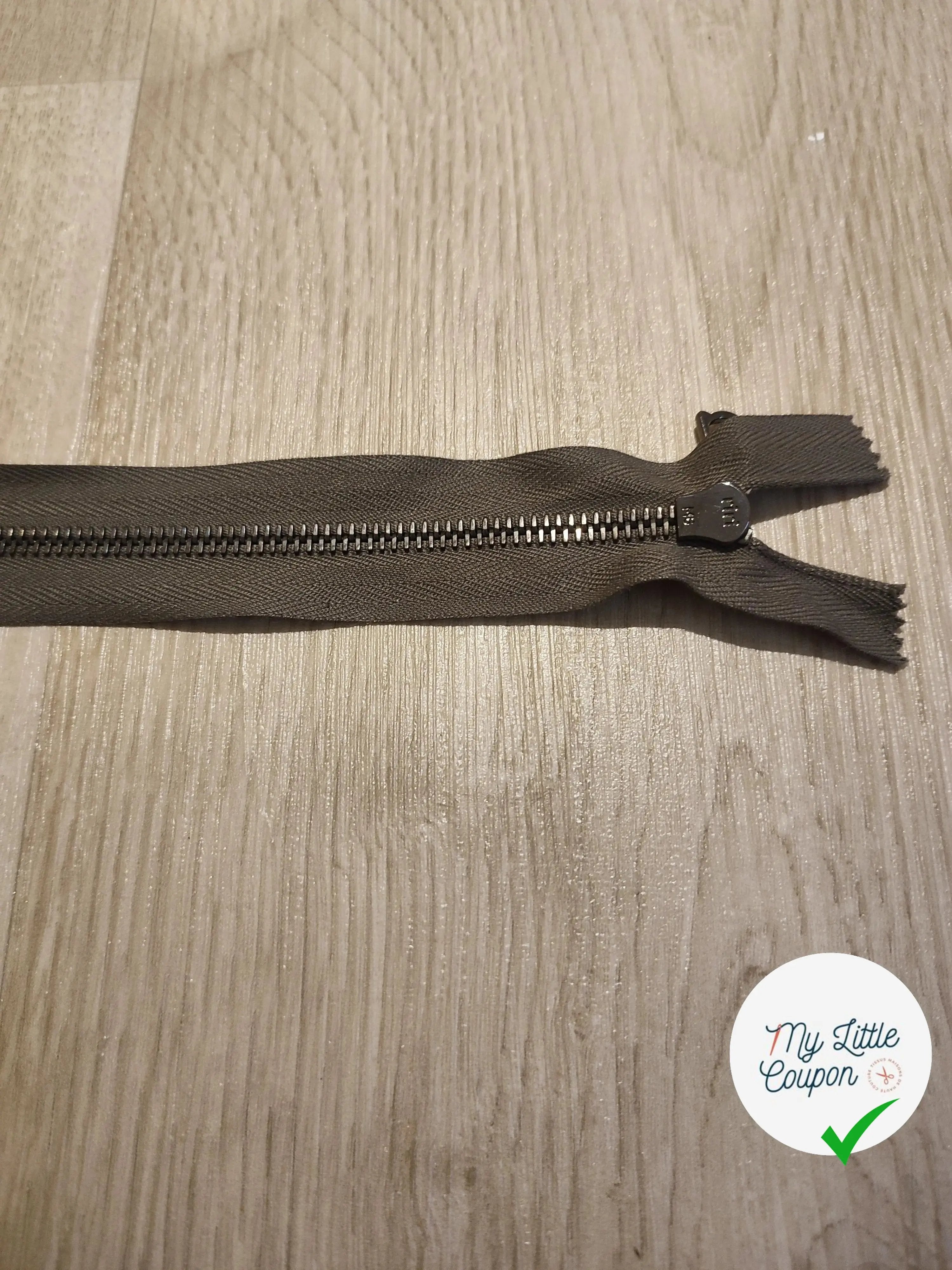 FERMETURE RIRI METAL SÉPARABLE 65CM GRIS FONCÉ M6 - My Little Coupon