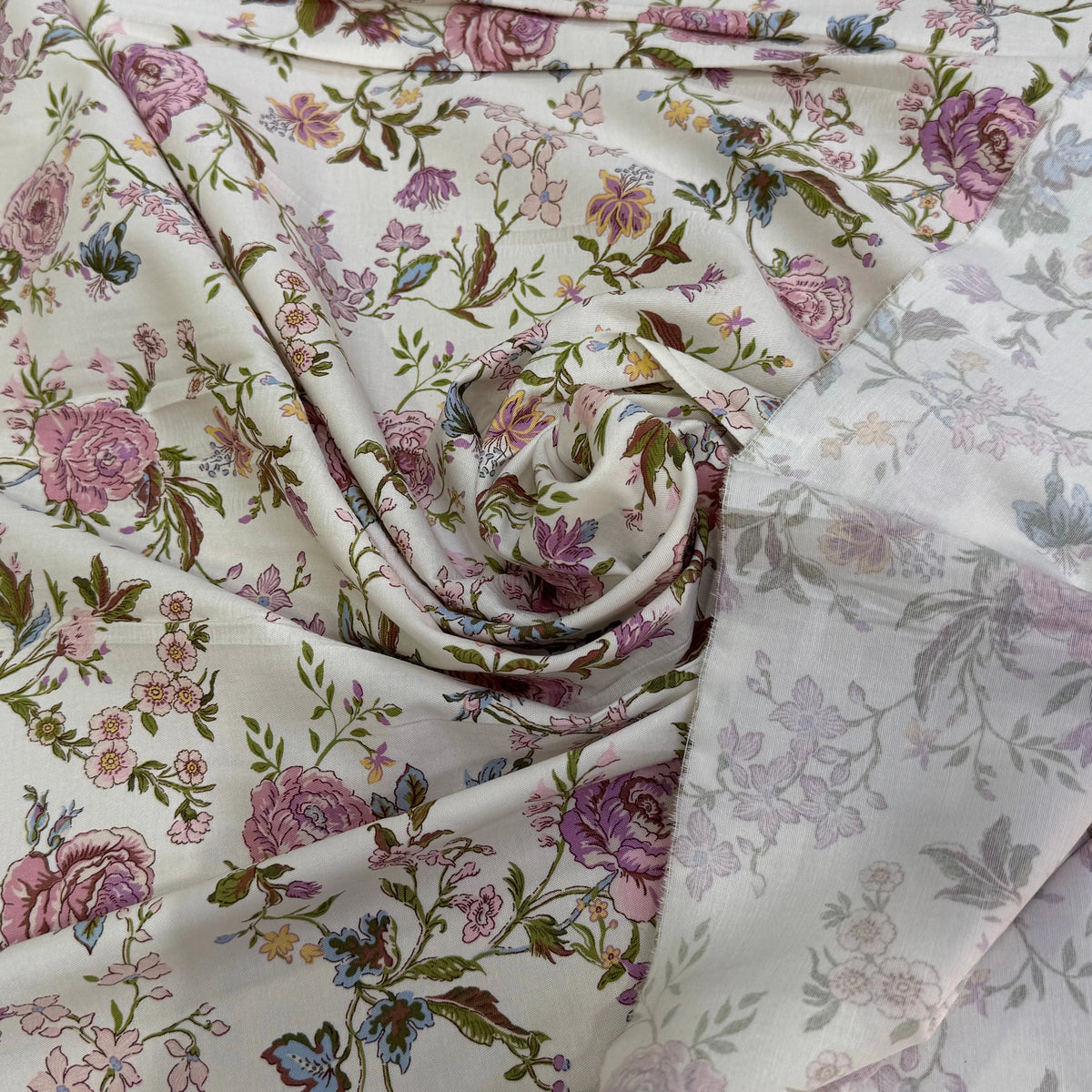 GABARDINE DE COTON FINE STRETCH ÉCRU JOLIES FLEURS ROSE VERT - My Little Coupon