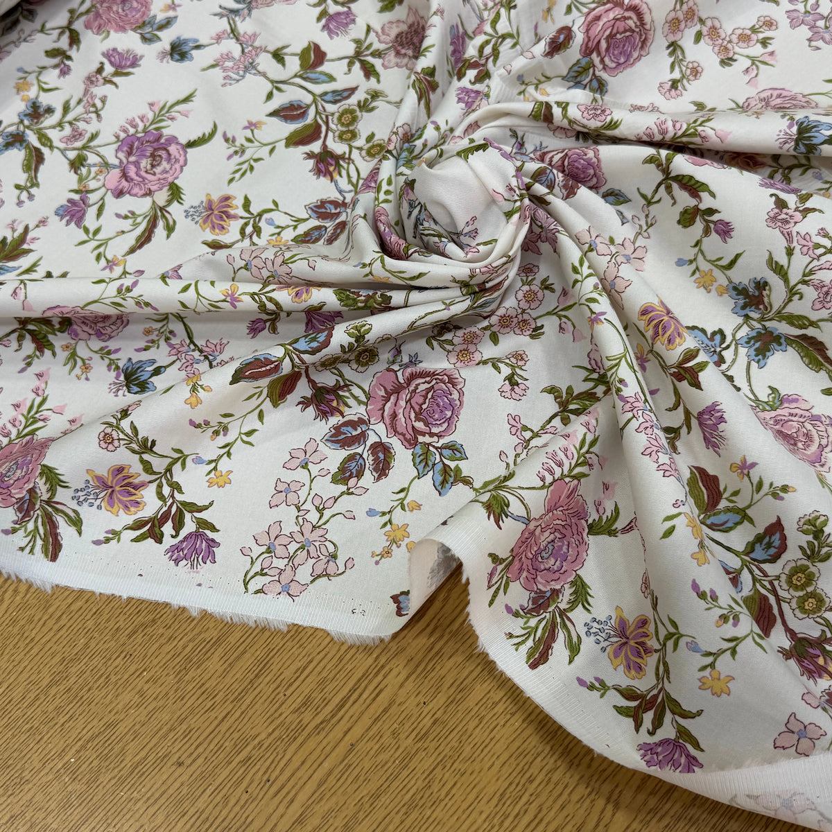 GABARDINE DE COTON FINE STRETCH ÉCRU JOLIES FLEURS ROSE VERT - My Little Coupon