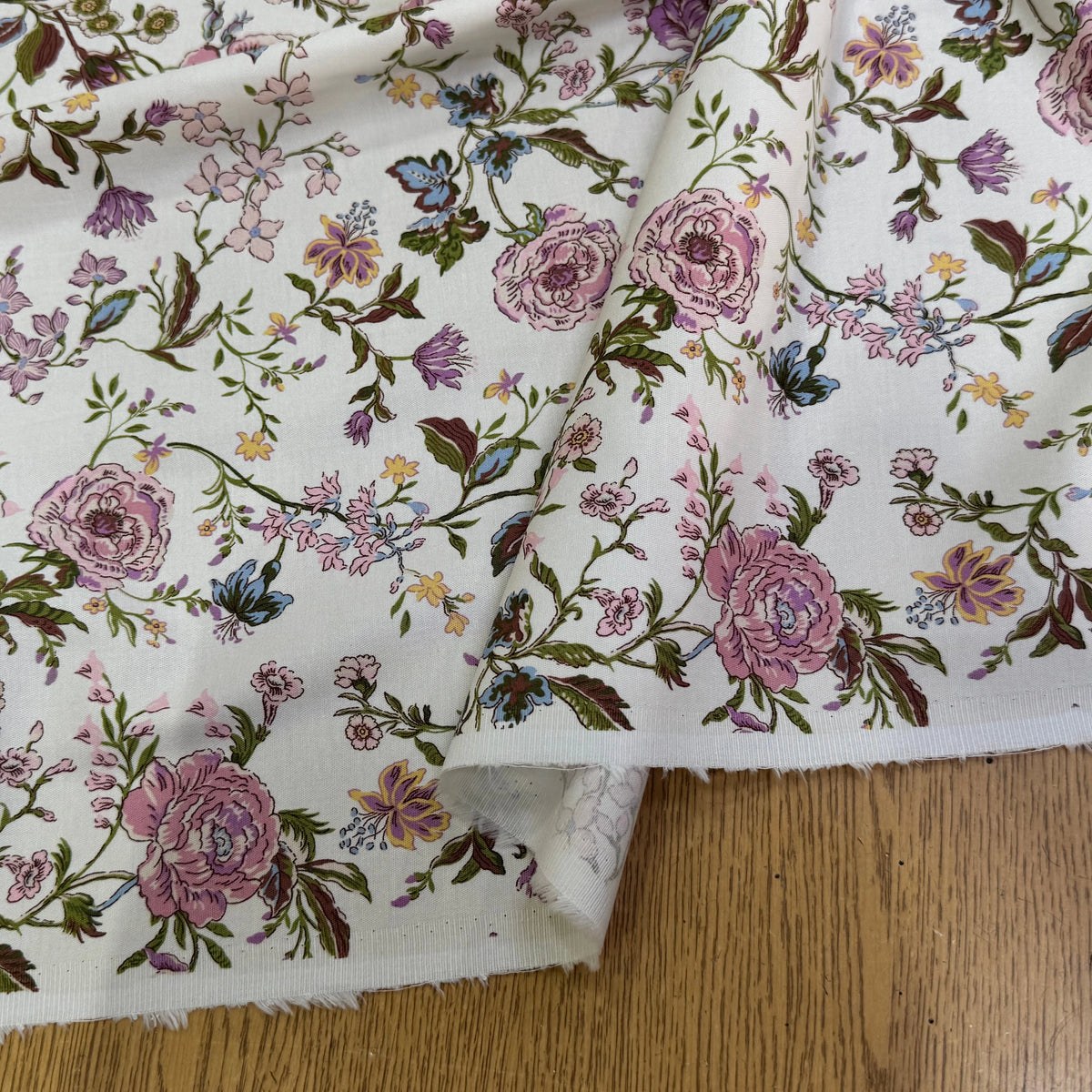 GABARDINE DE COTON FINE STRETCH ÉCRU JOLIES FLEURS ROSE VERT - My Little Coupon