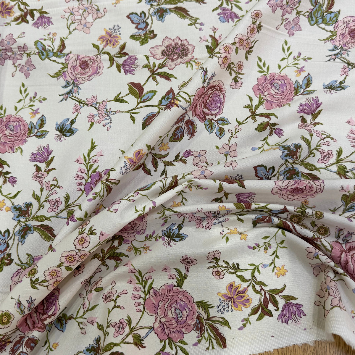 GABARDINE DE COTON FINE STRETCH ÉCRU JOLIES FLEURS ROSE VERT - My Little Coupon