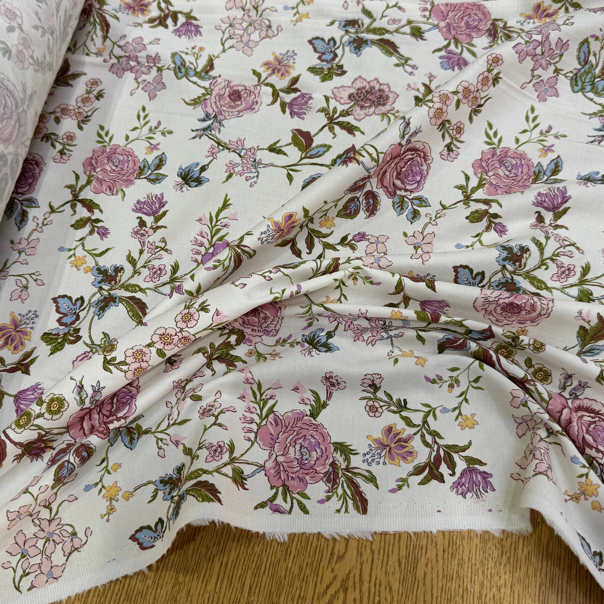 GABARDINE DE COTON FINE STRETCH ÉCRU JOLIES FLEURS ROSE VERT - My Little Coupon