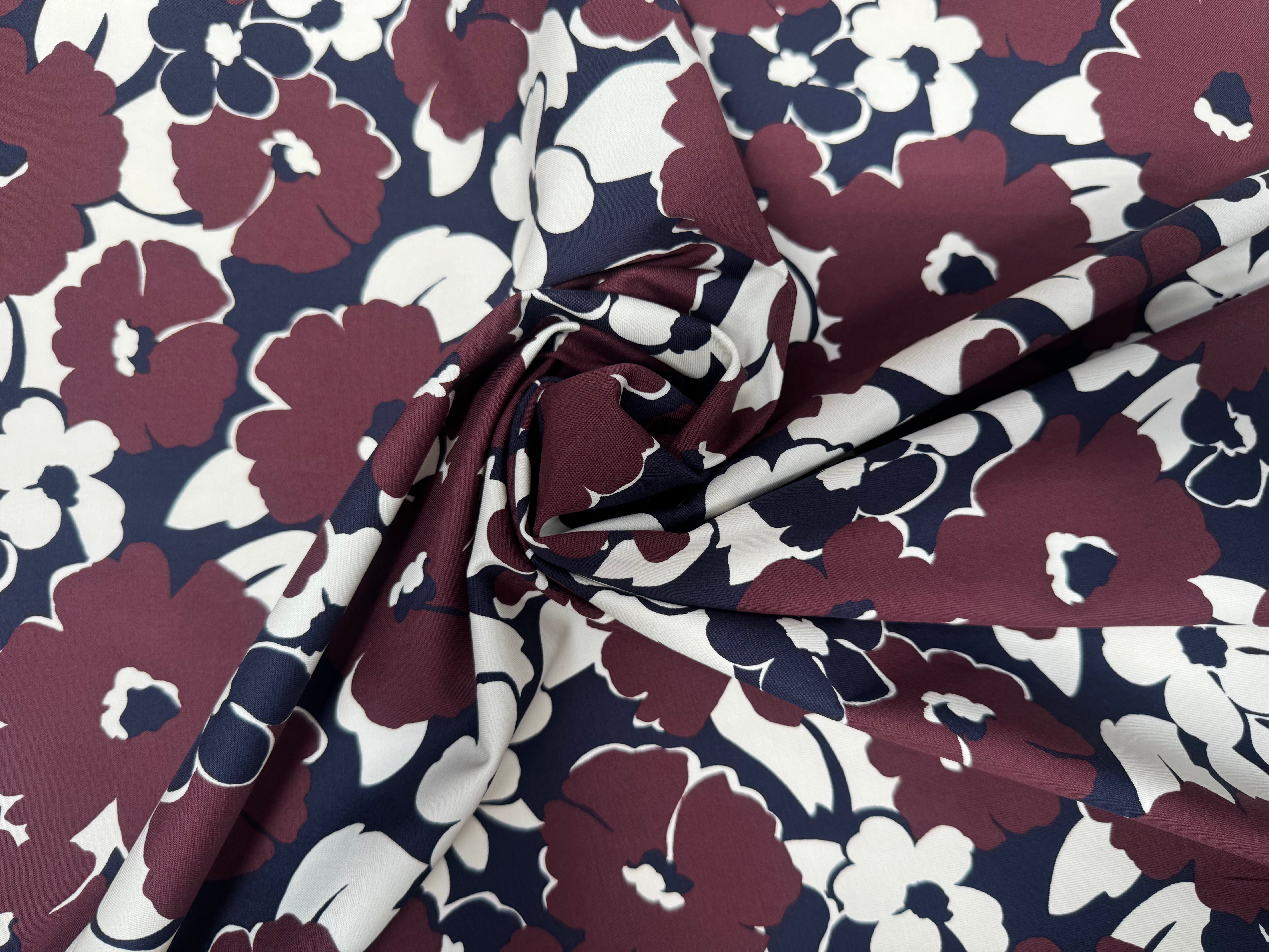 GABARDINE DE COTON FOND BLANC MOTIF GROSSES FLEURS BORDEAUX STRECH - My Little Coupon