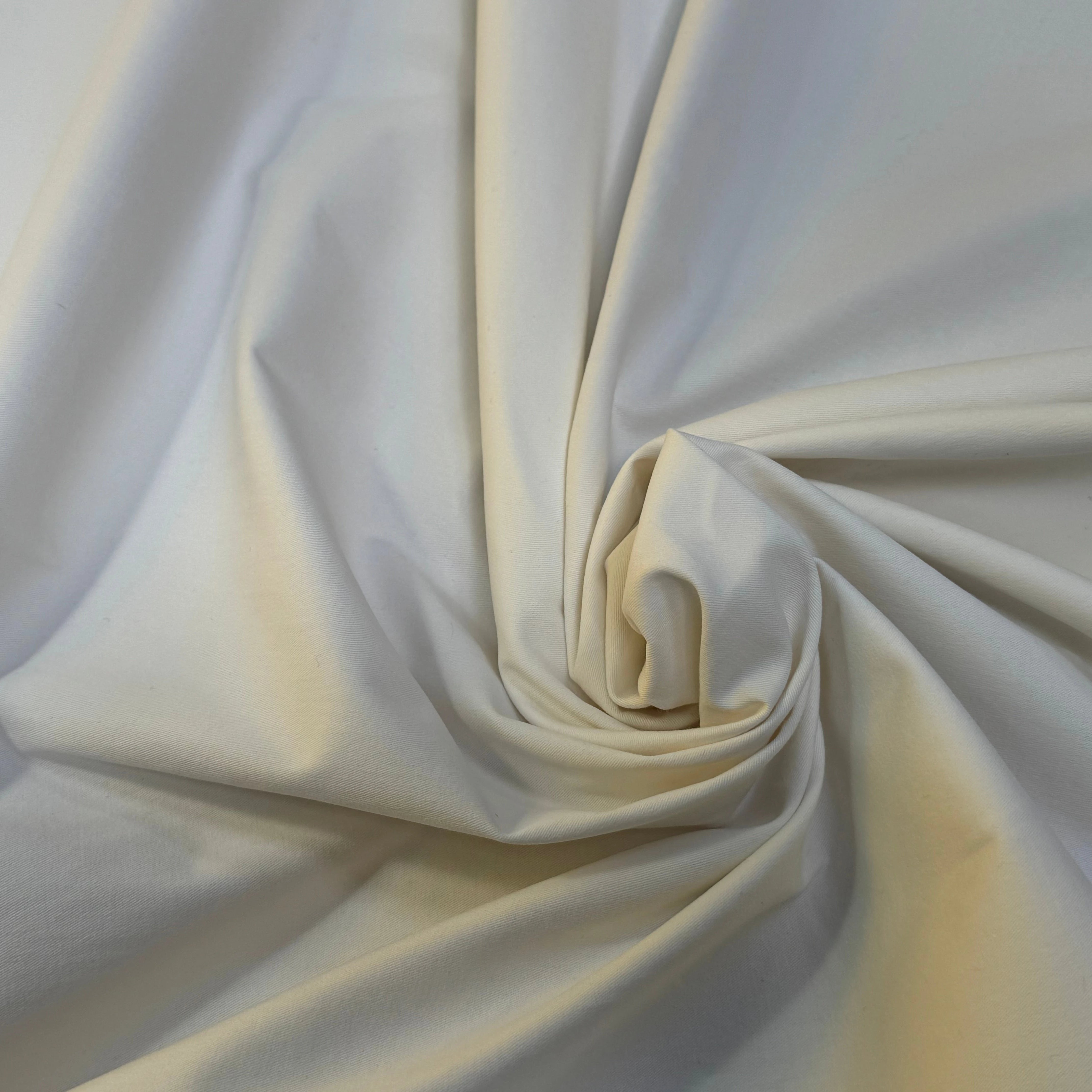 GABARDINE DE COTON GRATTÉ FINEMENT SERGÉE BLANC CASSÉ STRETCH TENUE SUBLIME - My Little Coupon