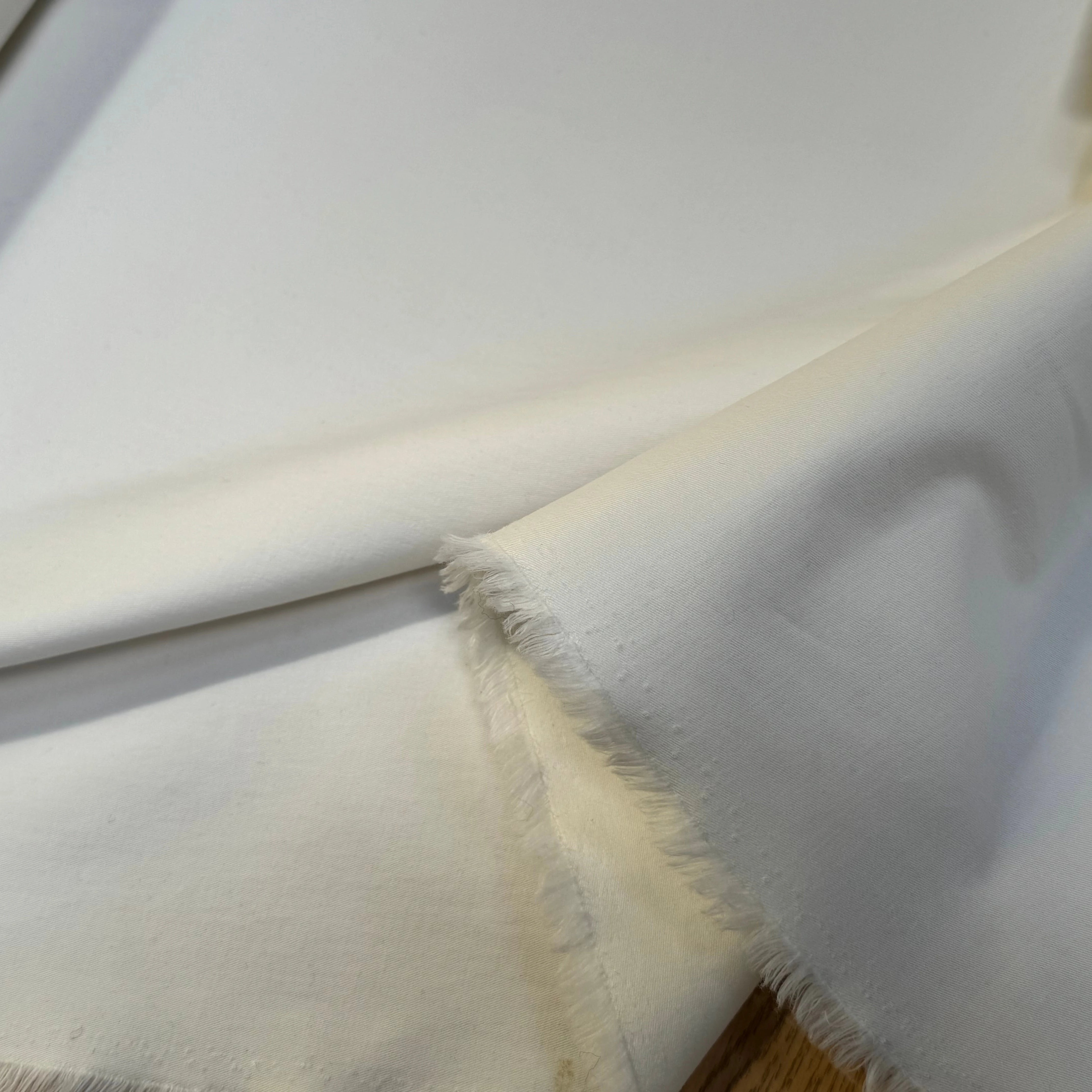GABARDINE DE COTON GRATTÉ FINEMENT SERGÉE BLANC CASSÉ STRETCH TENUE SUBLIME - My Little Coupon