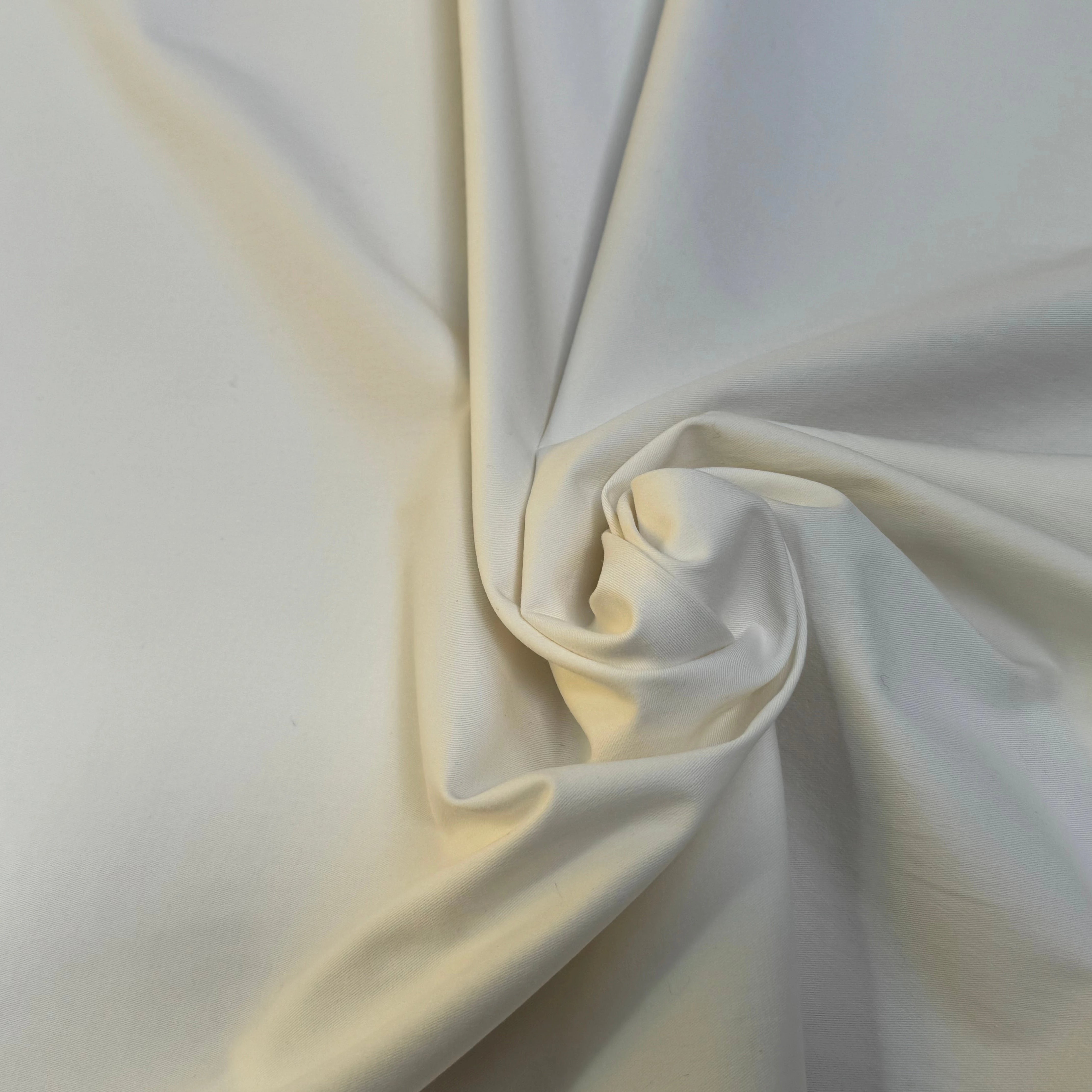GABARDINE DE COTON GRATTÉ FINEMENT SERGÉE BLANC CASSÉ STRETCH TENUE SUBLIME - My Little Coupon