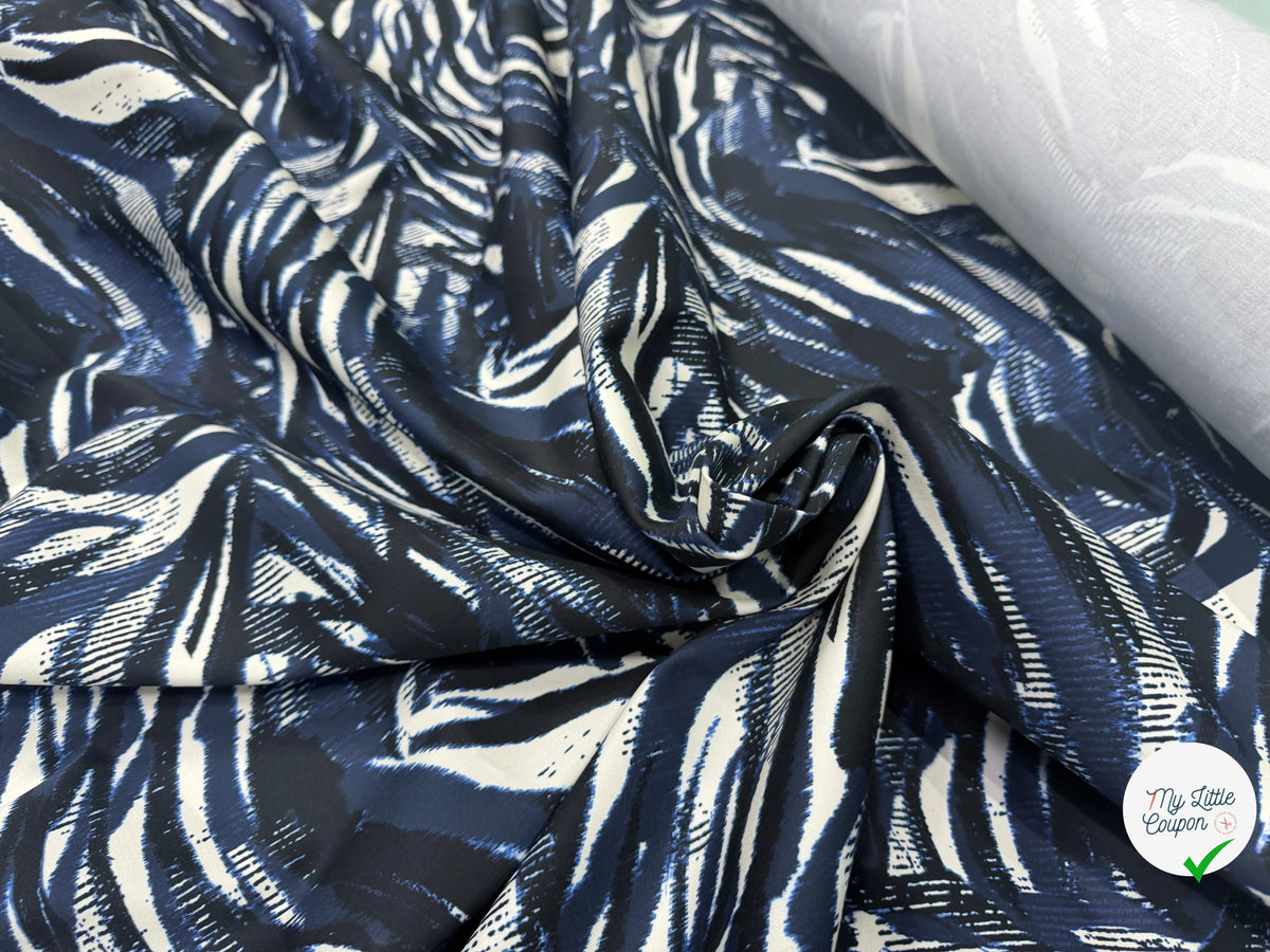 GABARDINE DE COTON LÉGÈREMENT SATINÉE IMPRIMÉ COUPS DE PINCEAU MARINE FOND ÉCRU - My Little Coupon