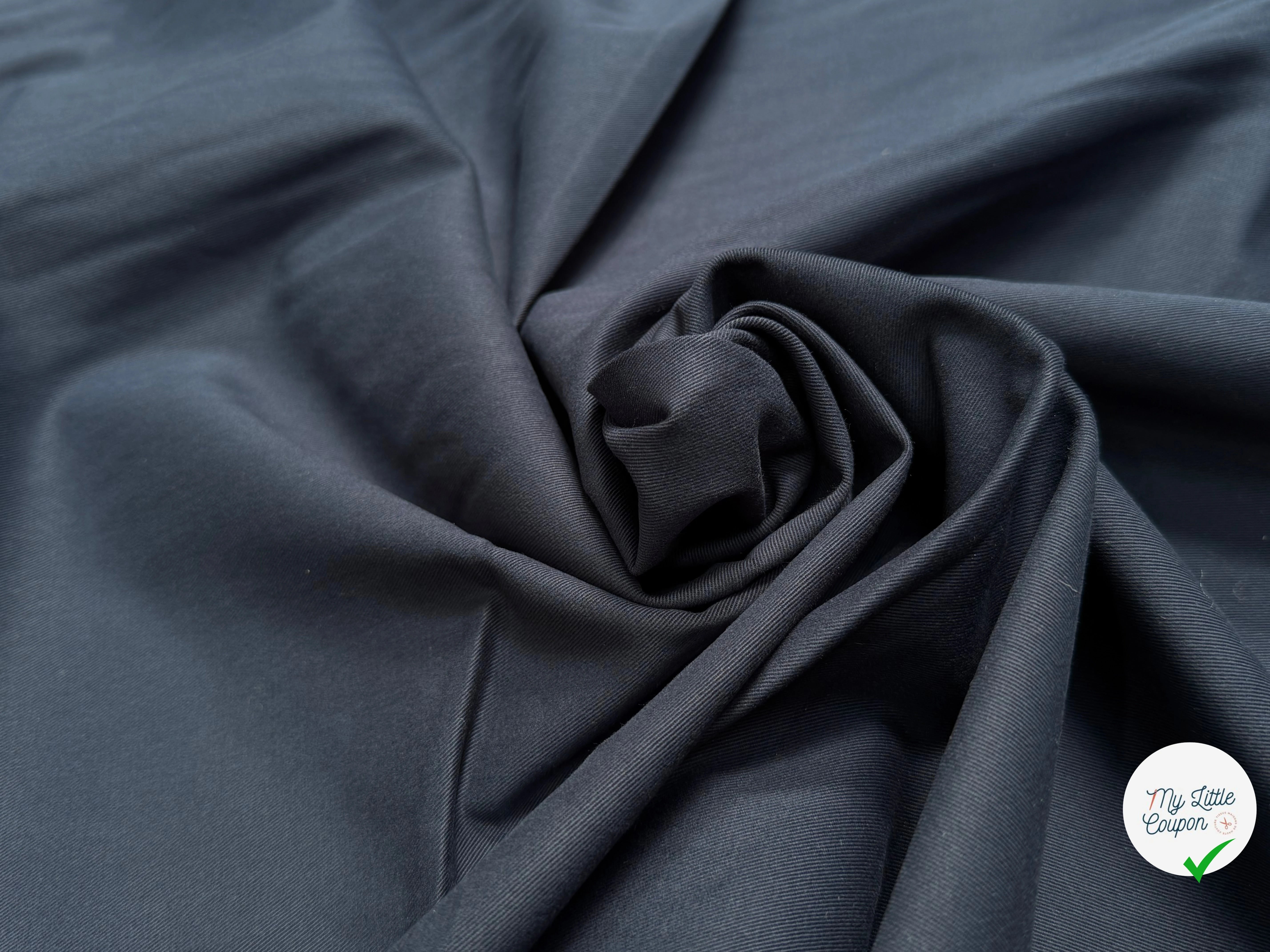 GABARDINE DE COTON LÉGÈREMENT SERGÉE DOUCE NAVY GRATTÉE - My Little Coupon