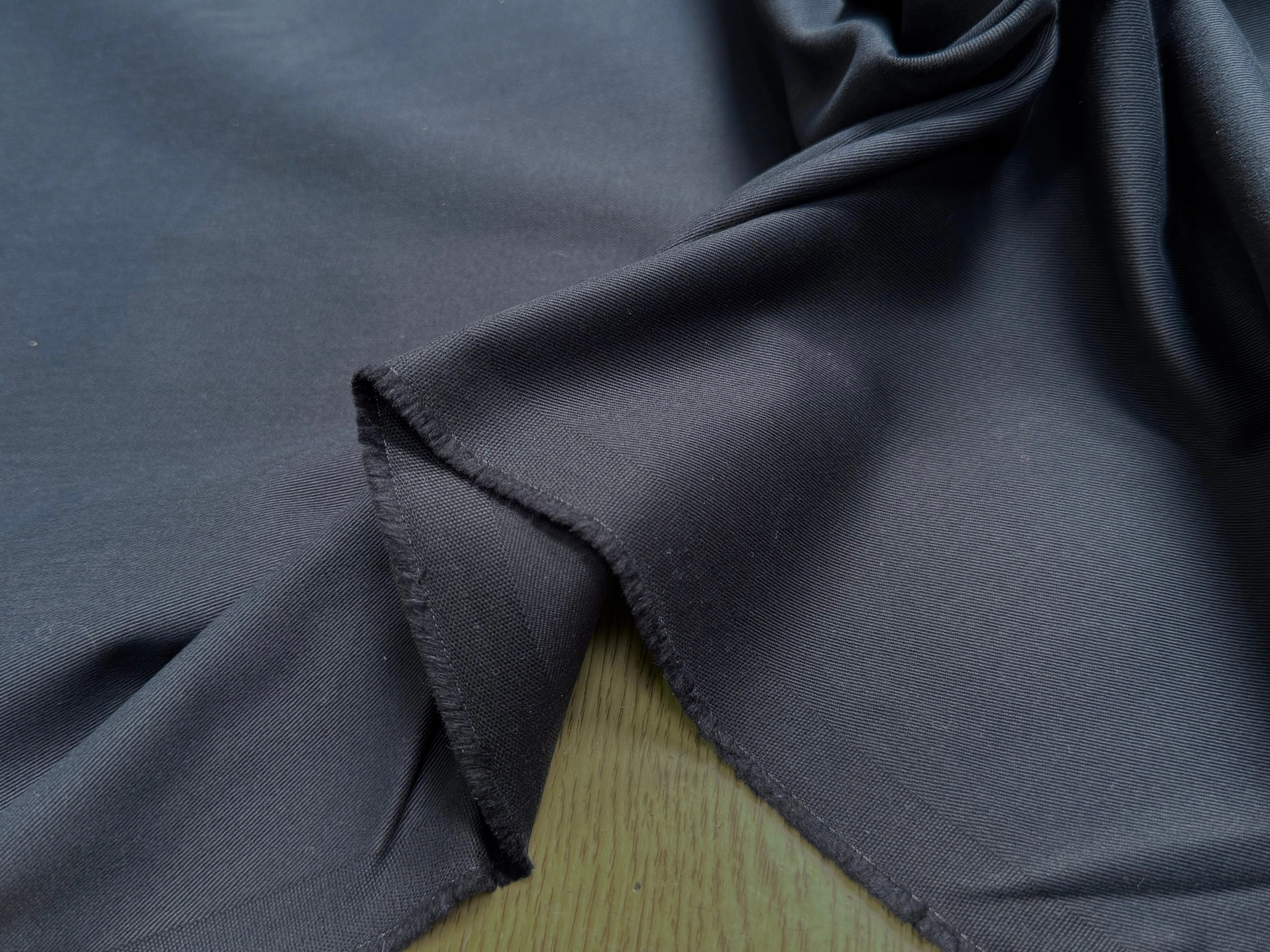 GABARDINE DE COTON LÉGÈREMENT SERGÉE DOUCE NAVY GRATTÉE - My Little Coupon