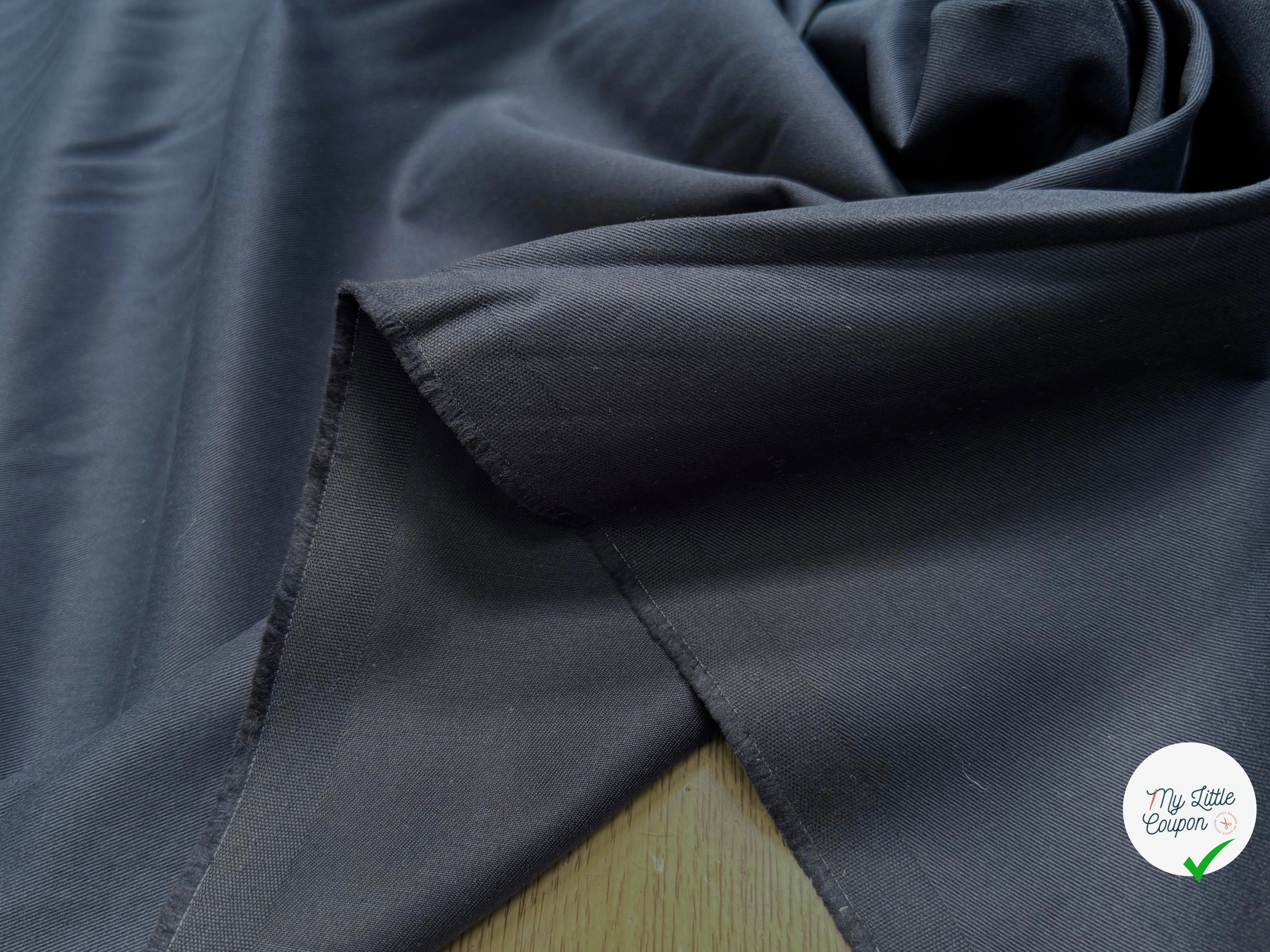 GABARDINE DE COTON LÉGÈREMENT SERGÉE DOUCE NAVY GRATTÉE - My Little Coupon
