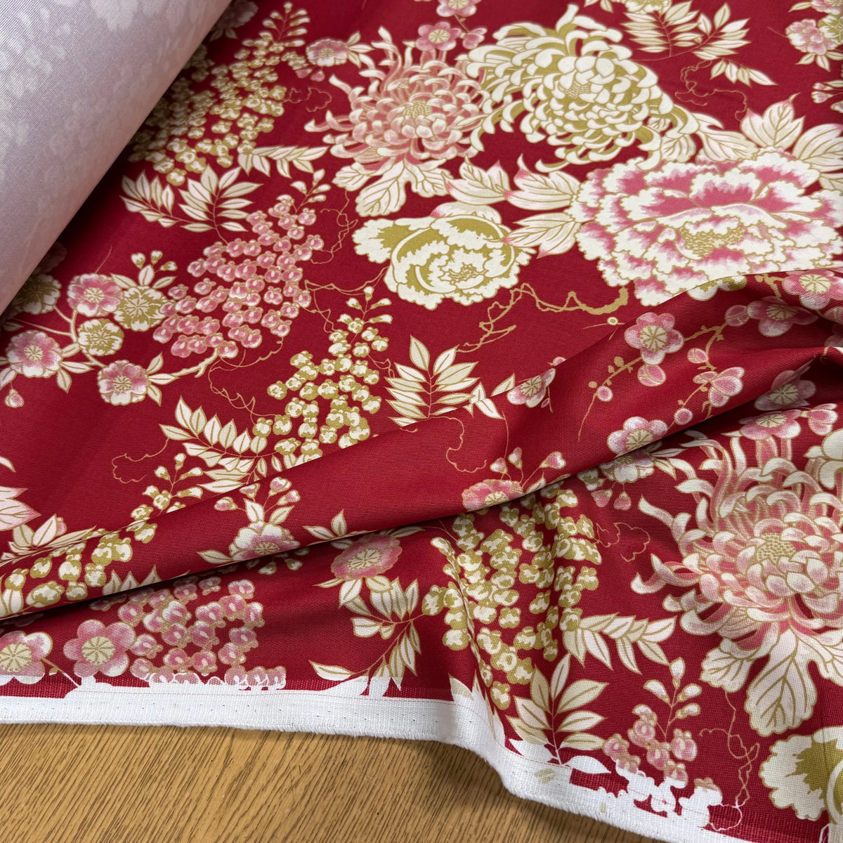 GABARDINE DE COTON STRETCH FOND ROUGE BORDEAUX FLORAL BELLE TENUE - My Little Coupon
