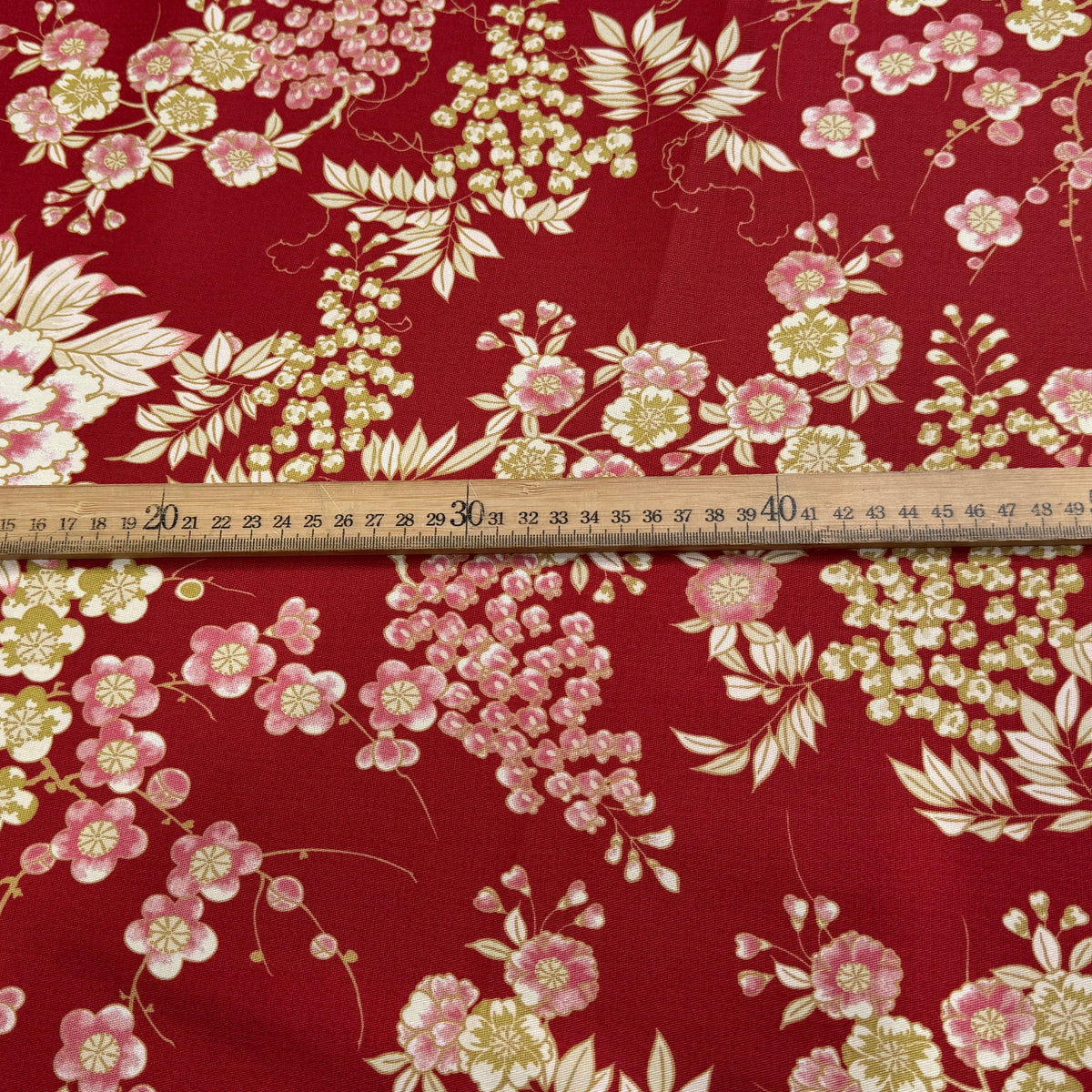 GABARDINE DE COTON STRETCH FOND ROUGE BORDEAUX FLORAL BELLE TENUE - My Little Coupon