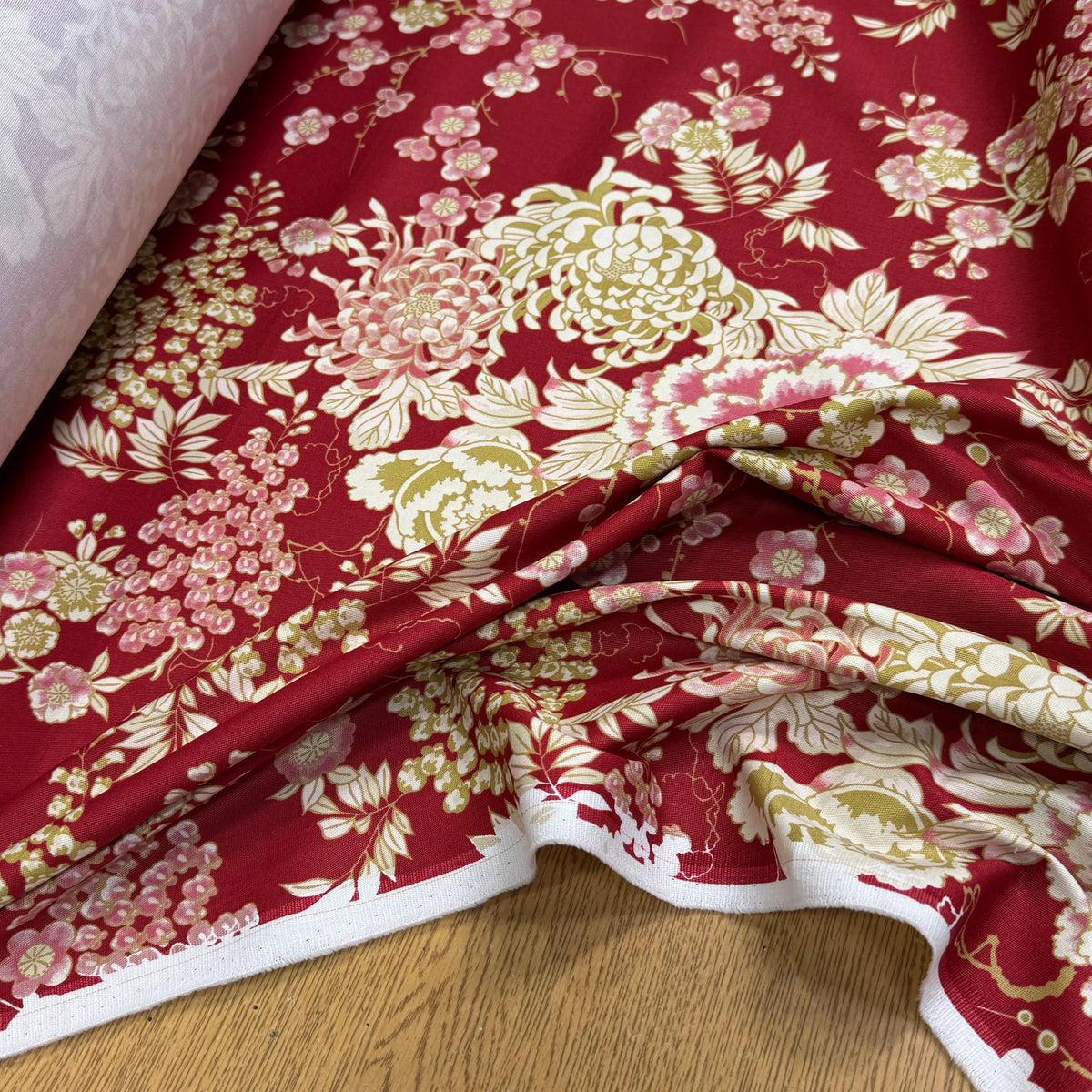 GABARDINE DE COTON STRETCH FOND ROUGE BORDEAUX FLORAL BELLE TENUE - My Little Coupon