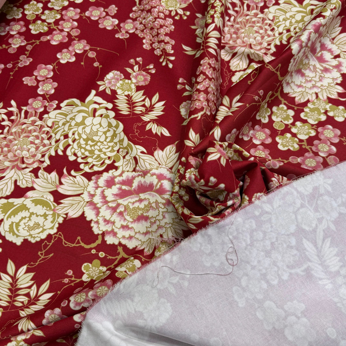 GABARDINE DE COTON STRETCH FOND ROUGE BORDEAUX FLORAL BELLE TENUE - My Little Coupon