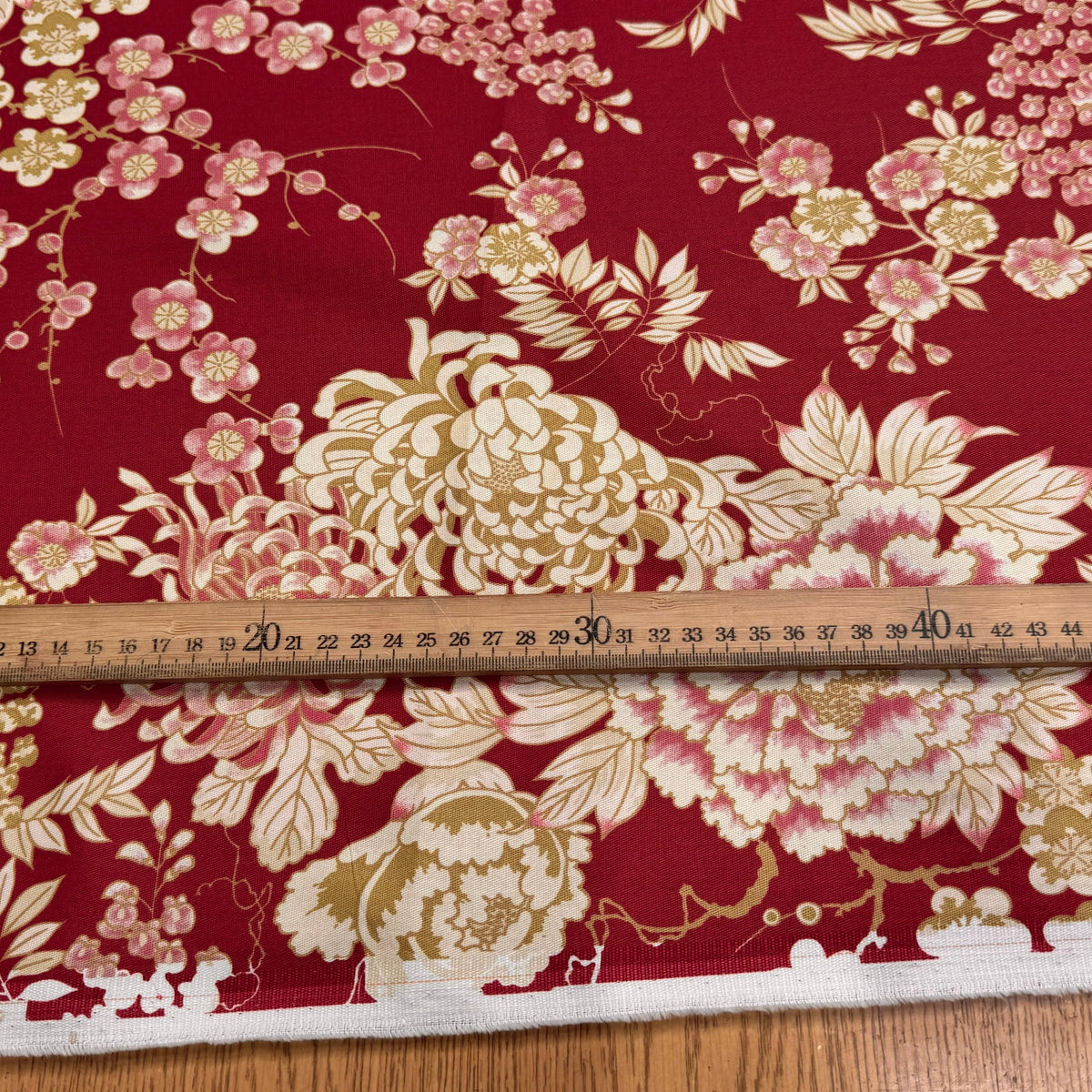 GABARDINE DE COTON STRETCH FOND ROUGE BORDEAUX FLORAL BELLE TENUE - My Little Coupon