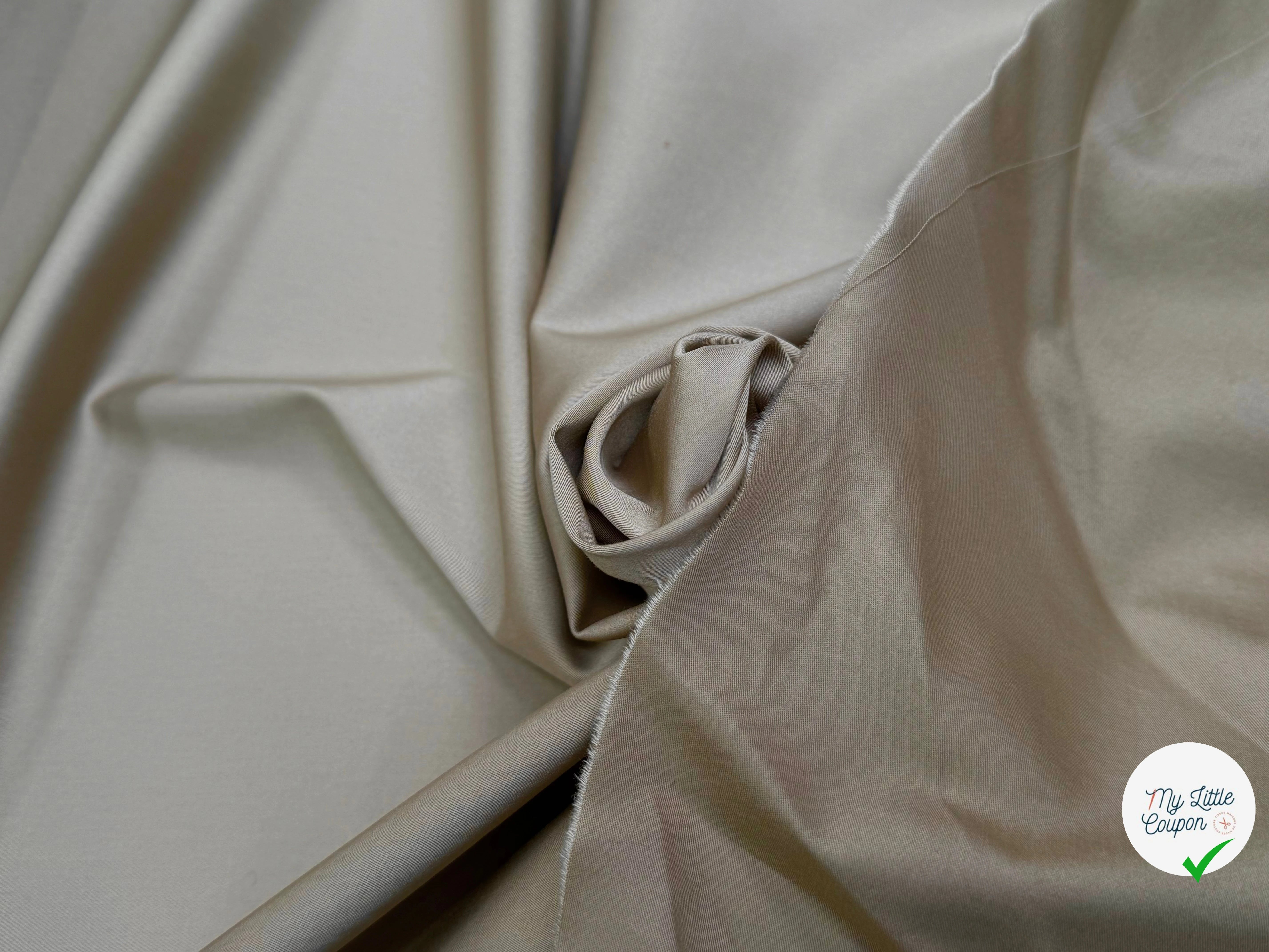 GABARDINE DE COTON STRETCH LÉGÈREMENT SATINÉ BEIGE SABLE HYPER CHIC - My Little Coupon