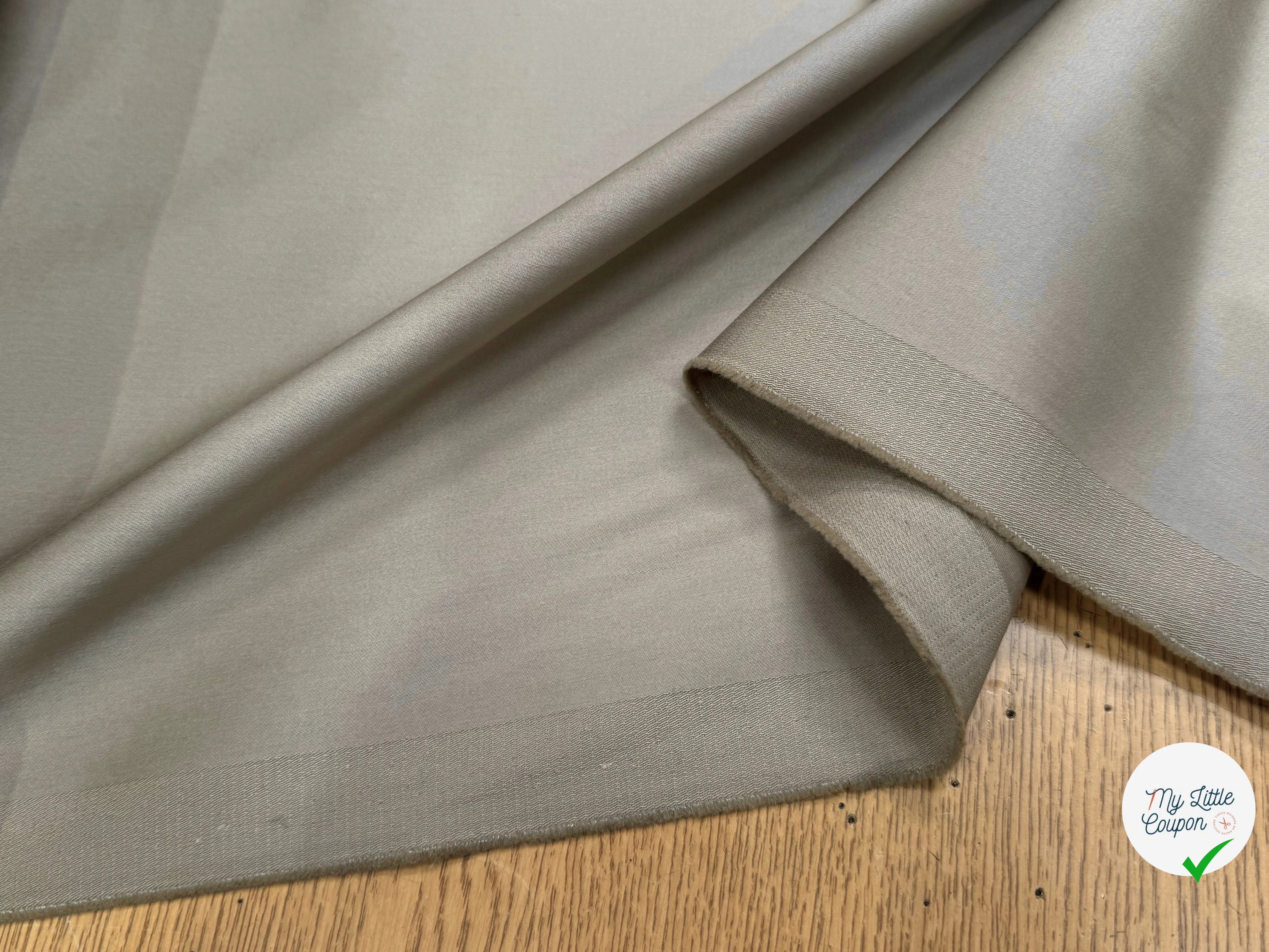 GABARDINE DE COTON STRETCH LÉGÈREMENT SATINÉ BEIGE SABLE HYPER CHIC - My Little Coupon