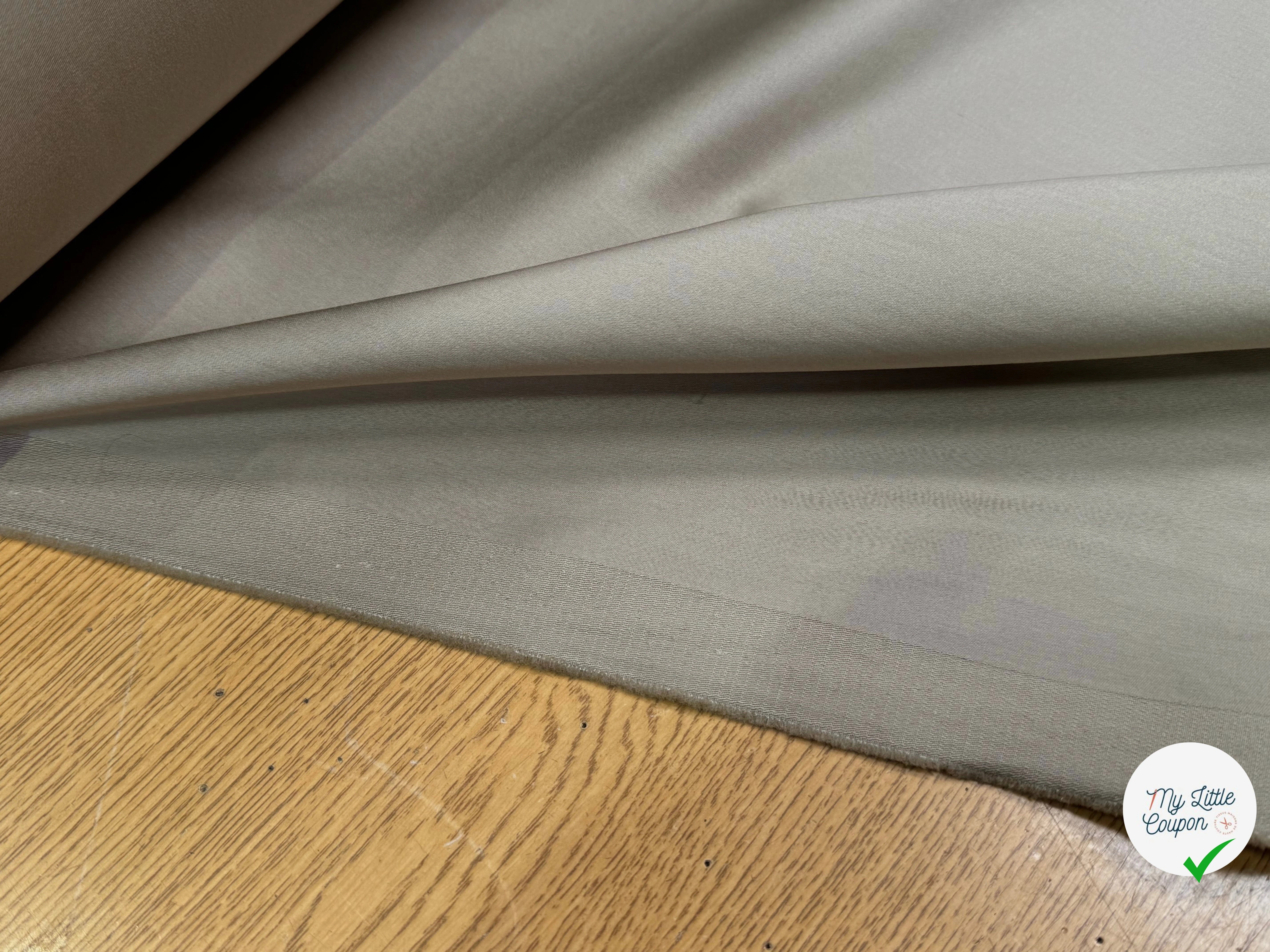 GABARDINE DE COTON STRETCH LÉGÈREMENT SATINÉ BEIGE SABLE HYPER CHIC - My Little Coupon