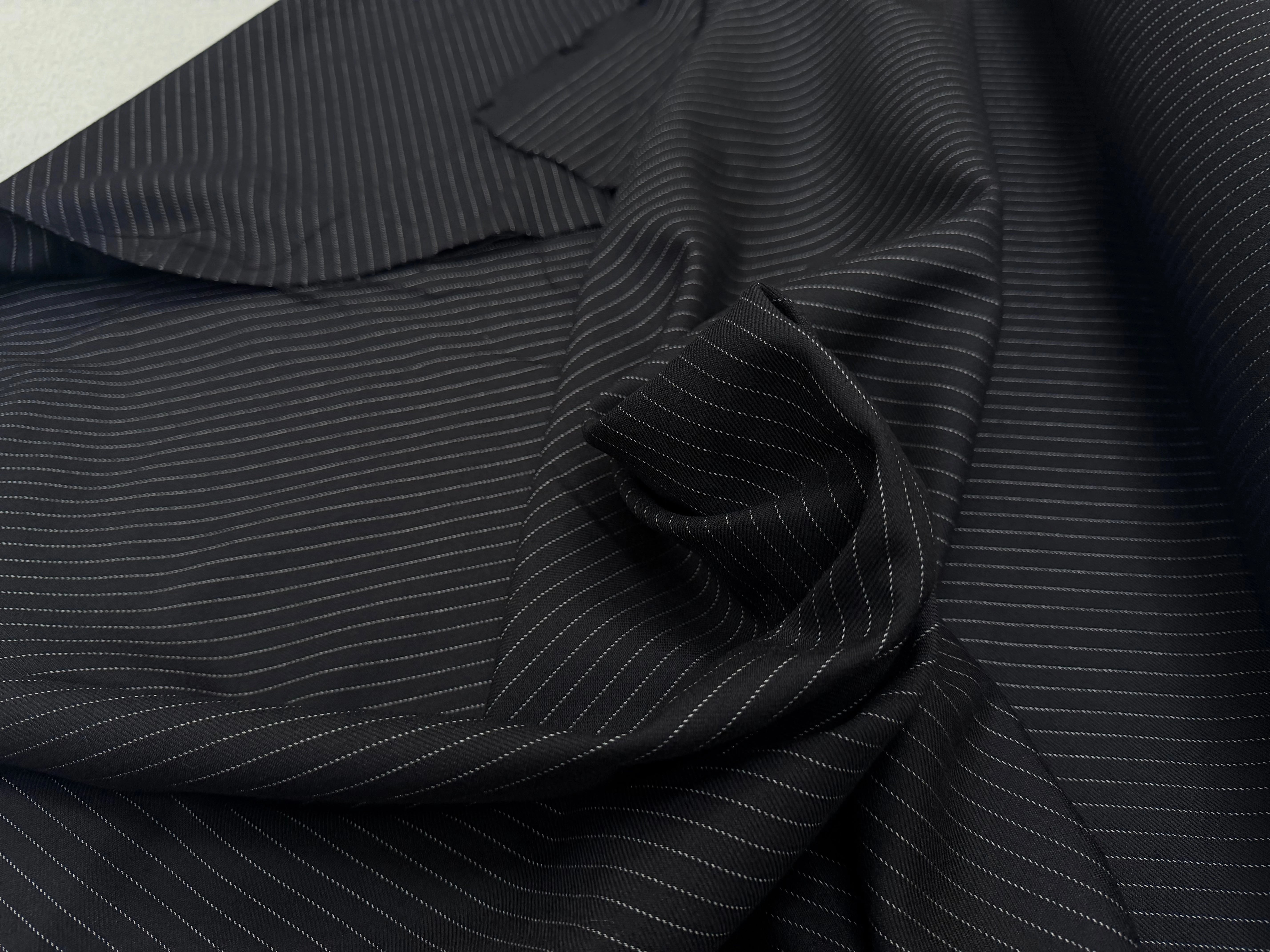 GABARDINE DE LAINE NOIR FINES RAYURES - My Little Coupon