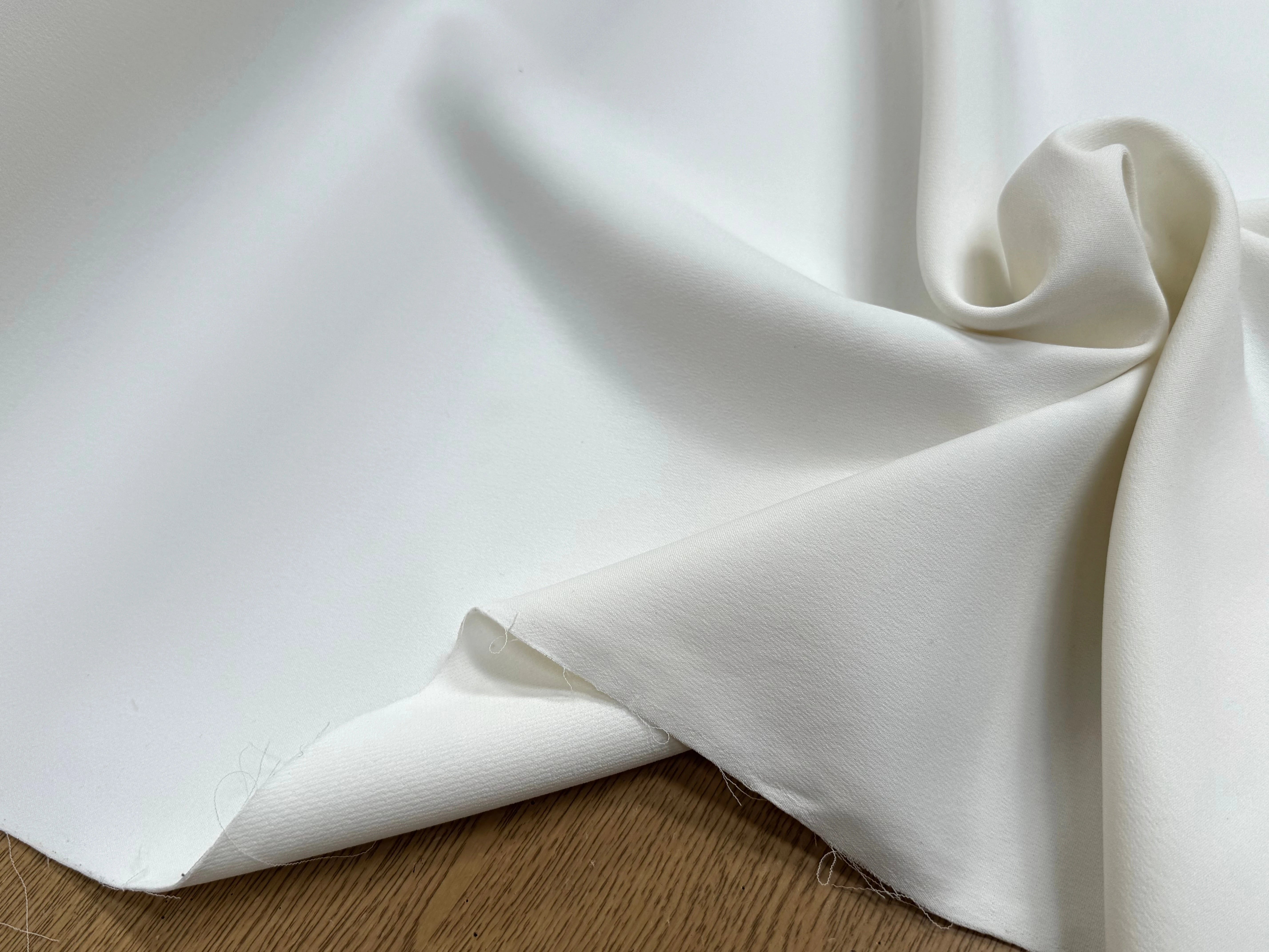 GABARDINE DOUBLE ÉTOFFE TRÈS LÉGÈREMENT SATINÉE BLANC STRETCH - My Little Coupon