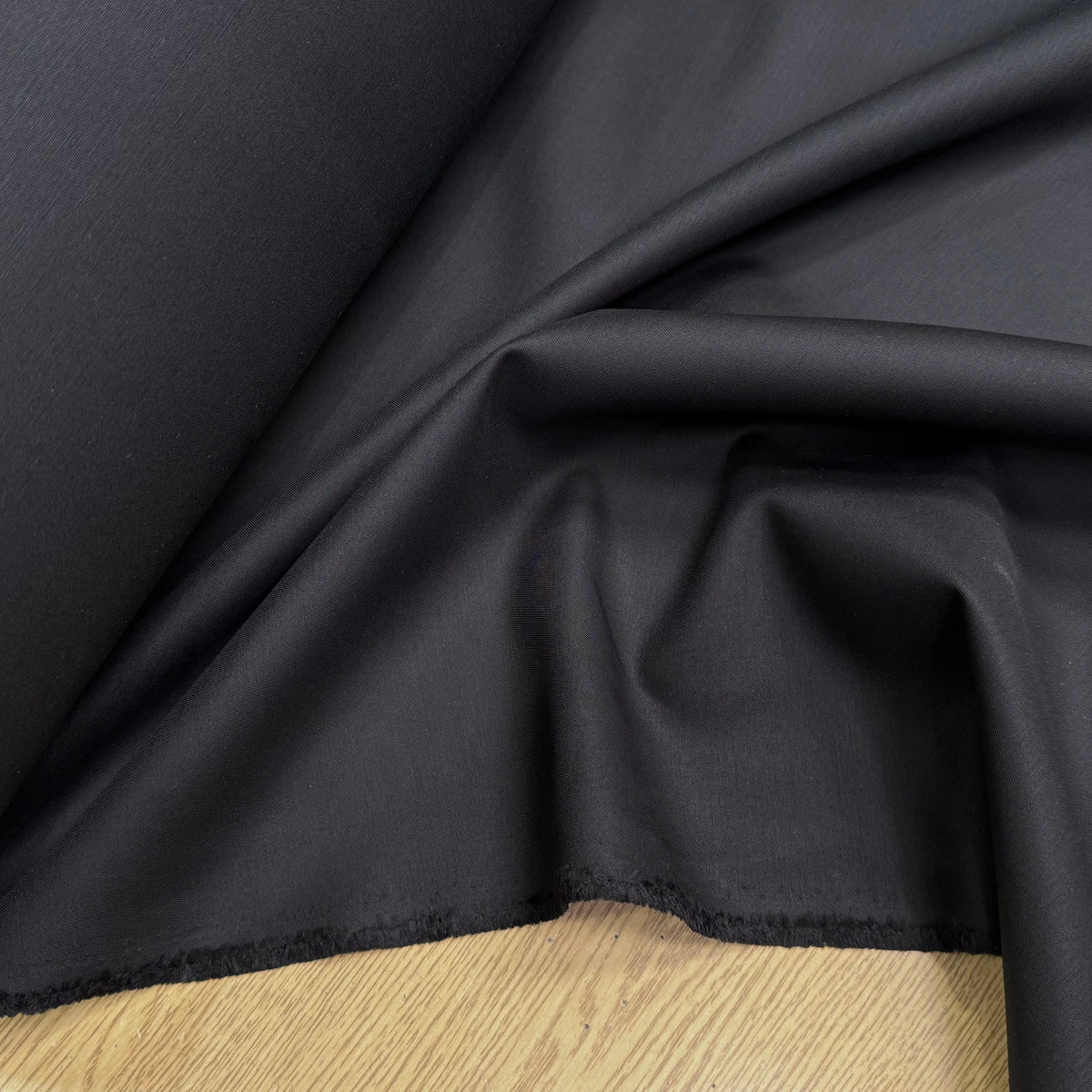 GABARDINE FINEMENT SERGÉE DÉPERLANTE ET BRILLANTE TOMBÉ SUBLIME NOIR MADE IN ITALY - My Little Coupon