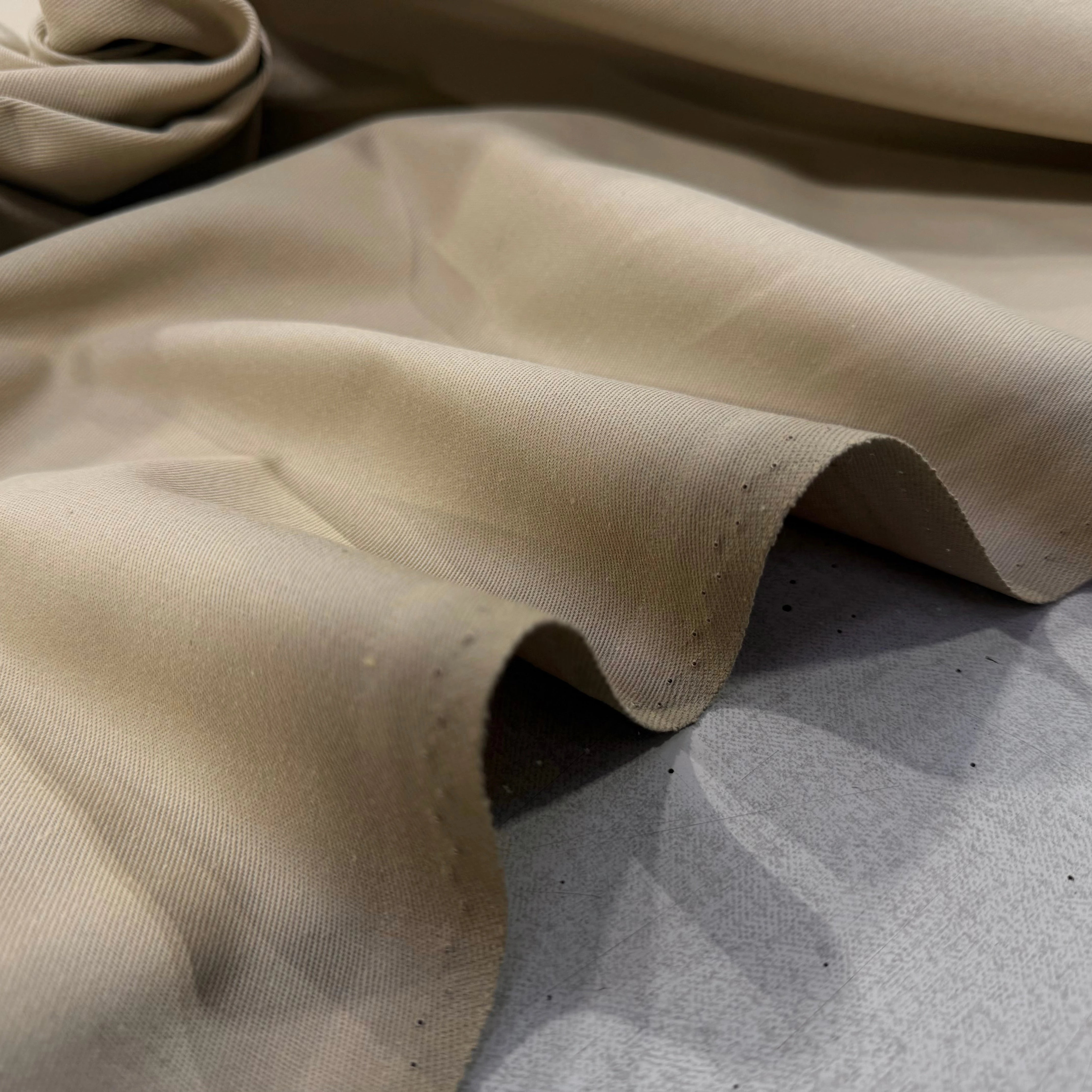 GABARDINE SERGÉE 100% COTON TAUPE 833 150 CM - My Little Coupon