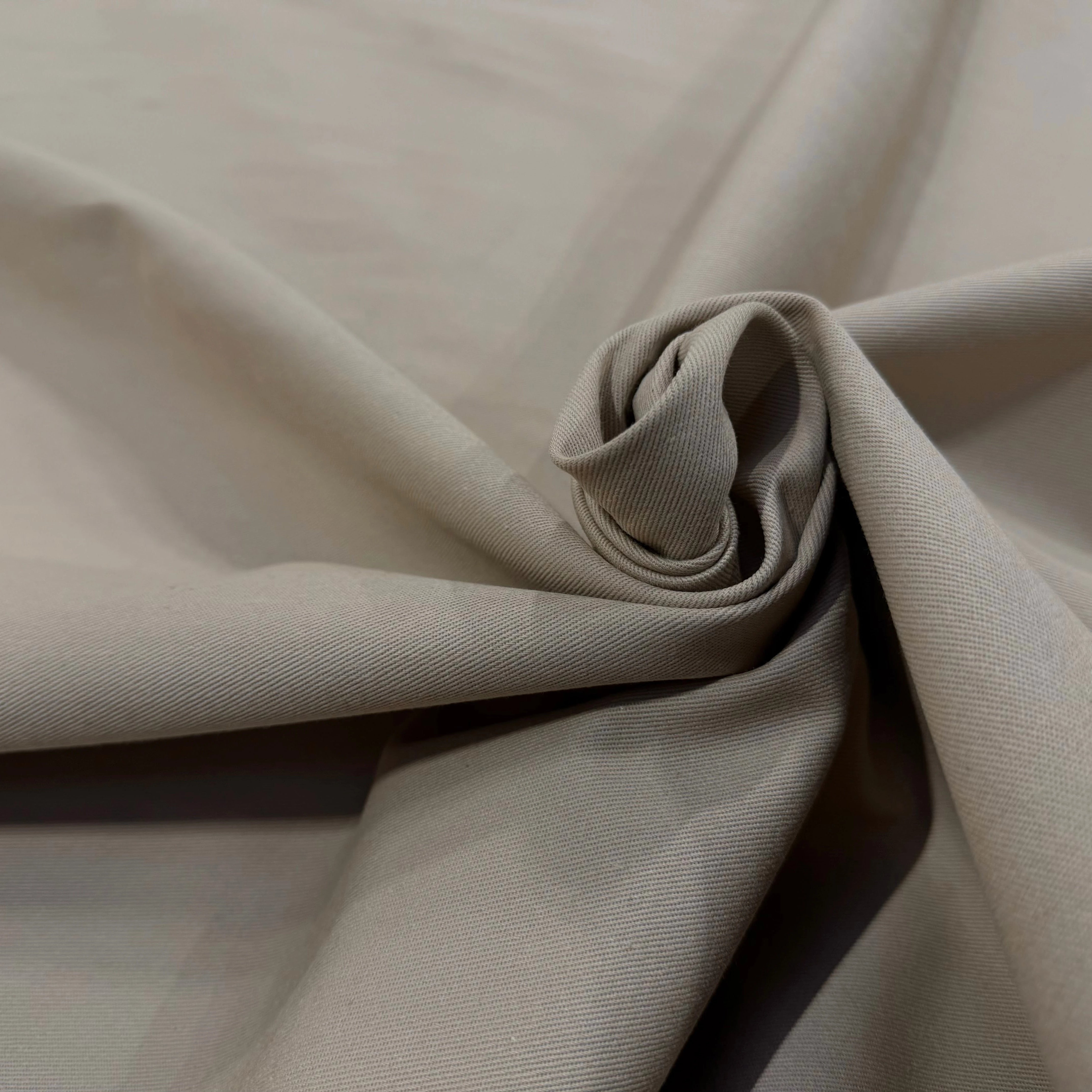 GABARDINE SERGÉE 100% COTON TAUPE 833 150 CM - My Little Coupon