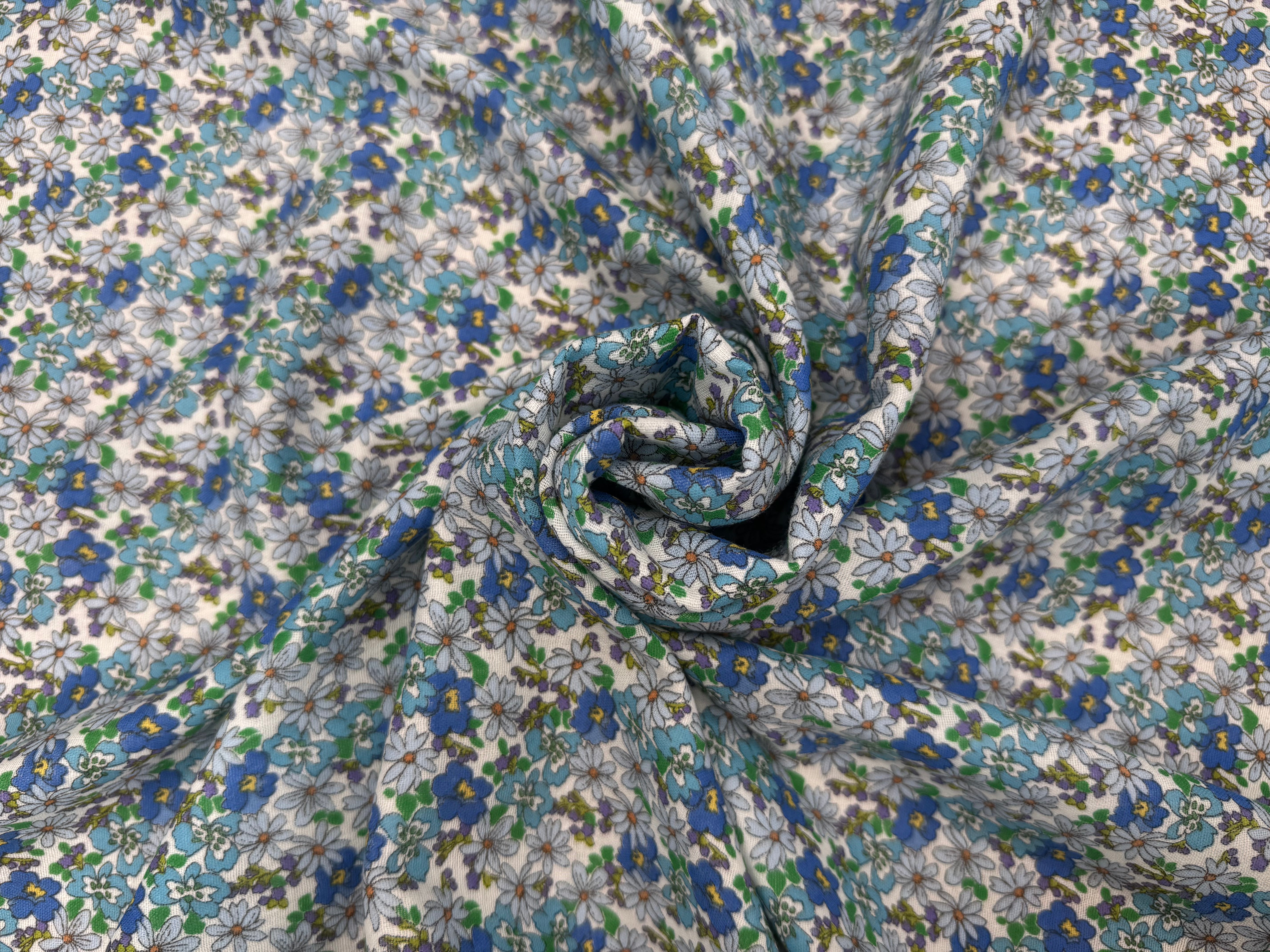 GAZE DE COTON FOND BLANC MOTIFS FLEURS PRINTEMPS BLEU ET VERT - My Little Coupon