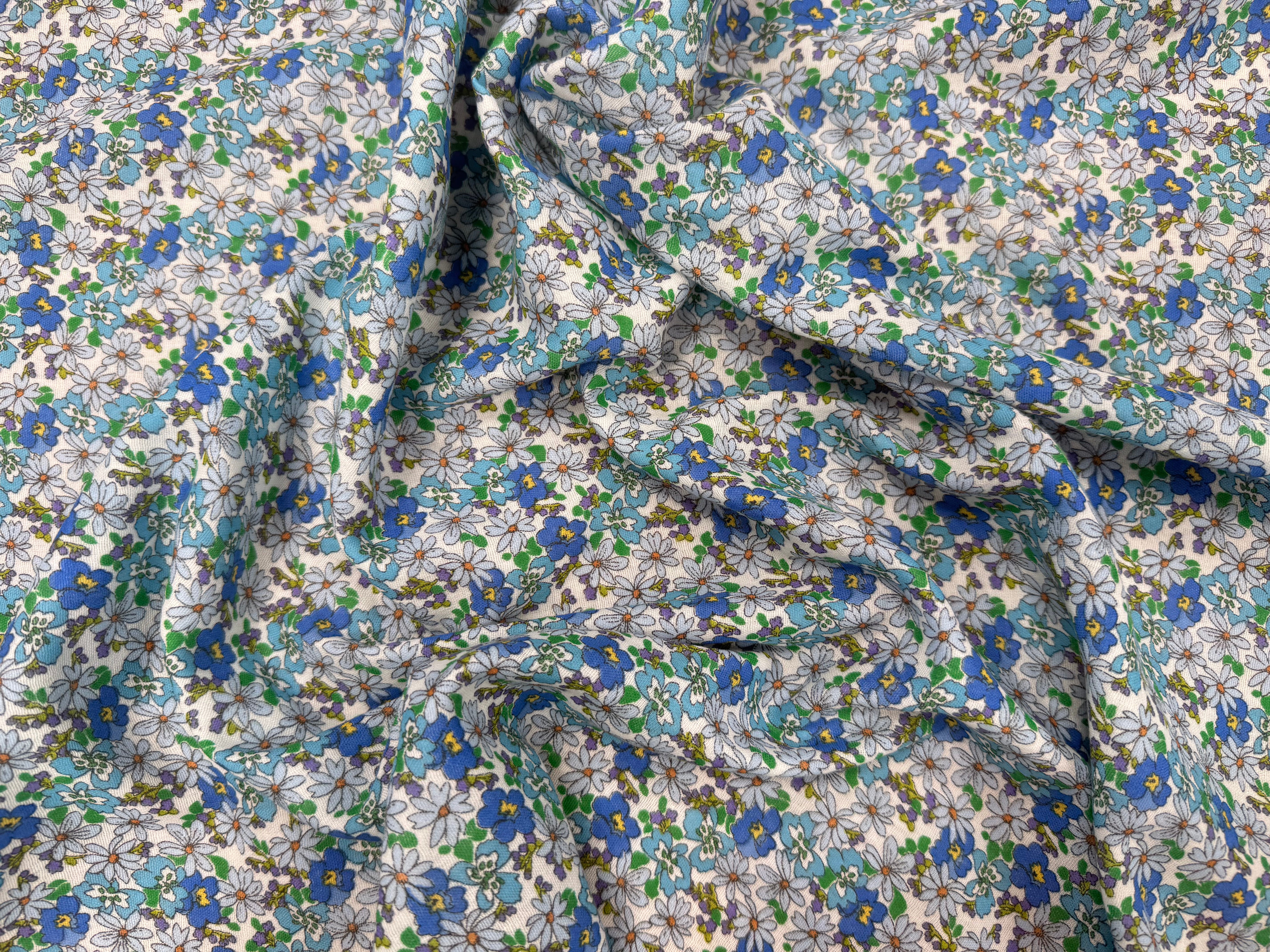 GAZE DE COTON FOND BLANC MOTIFS FLEURS PRINTEMPS BLEU ET VERT - My Little Coupon