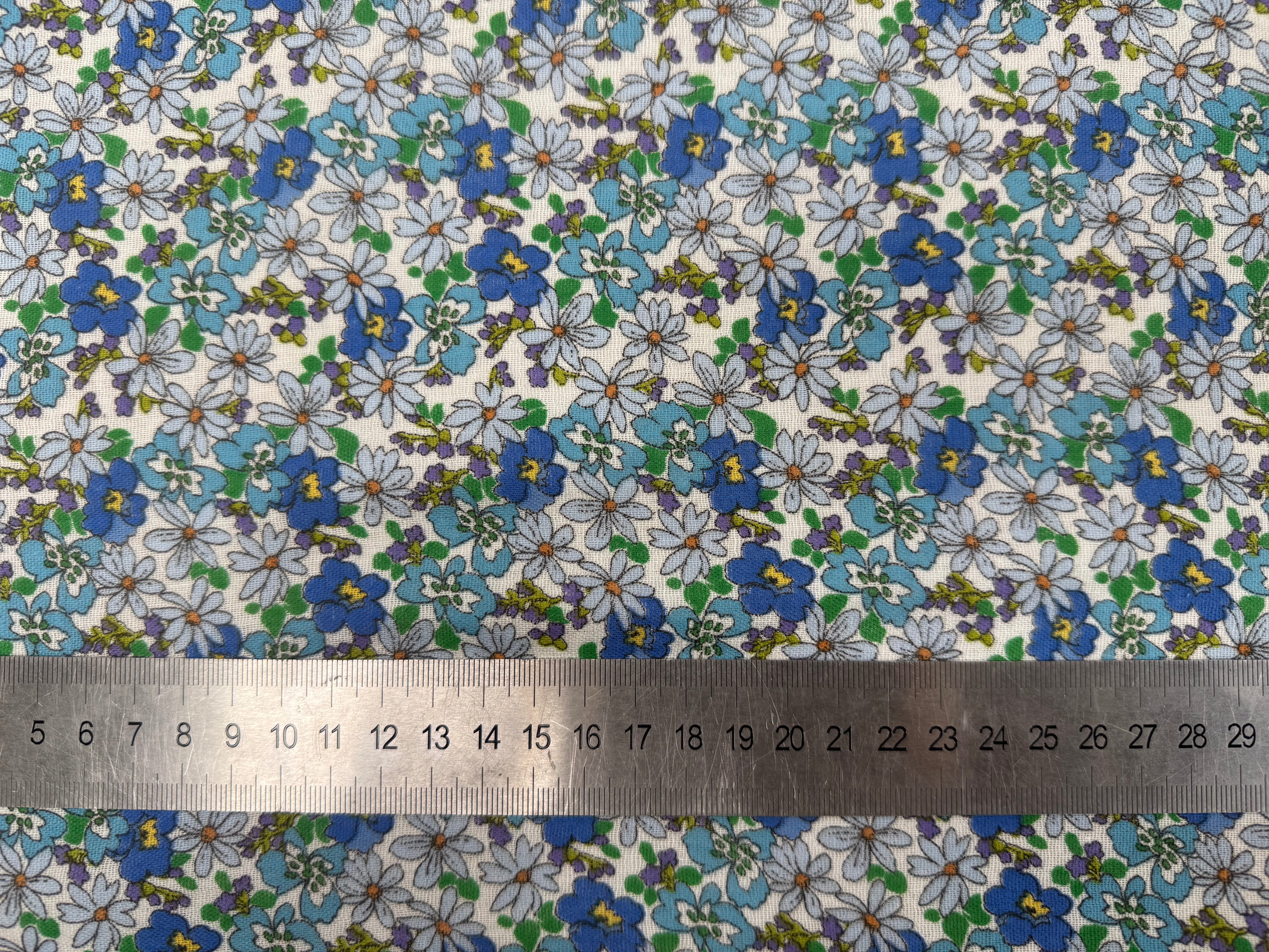 GAZE DE COTON FOND BLANC MOTIFS FLEURS PRINTEMPS BLEU ET VERT - My Little Coupon