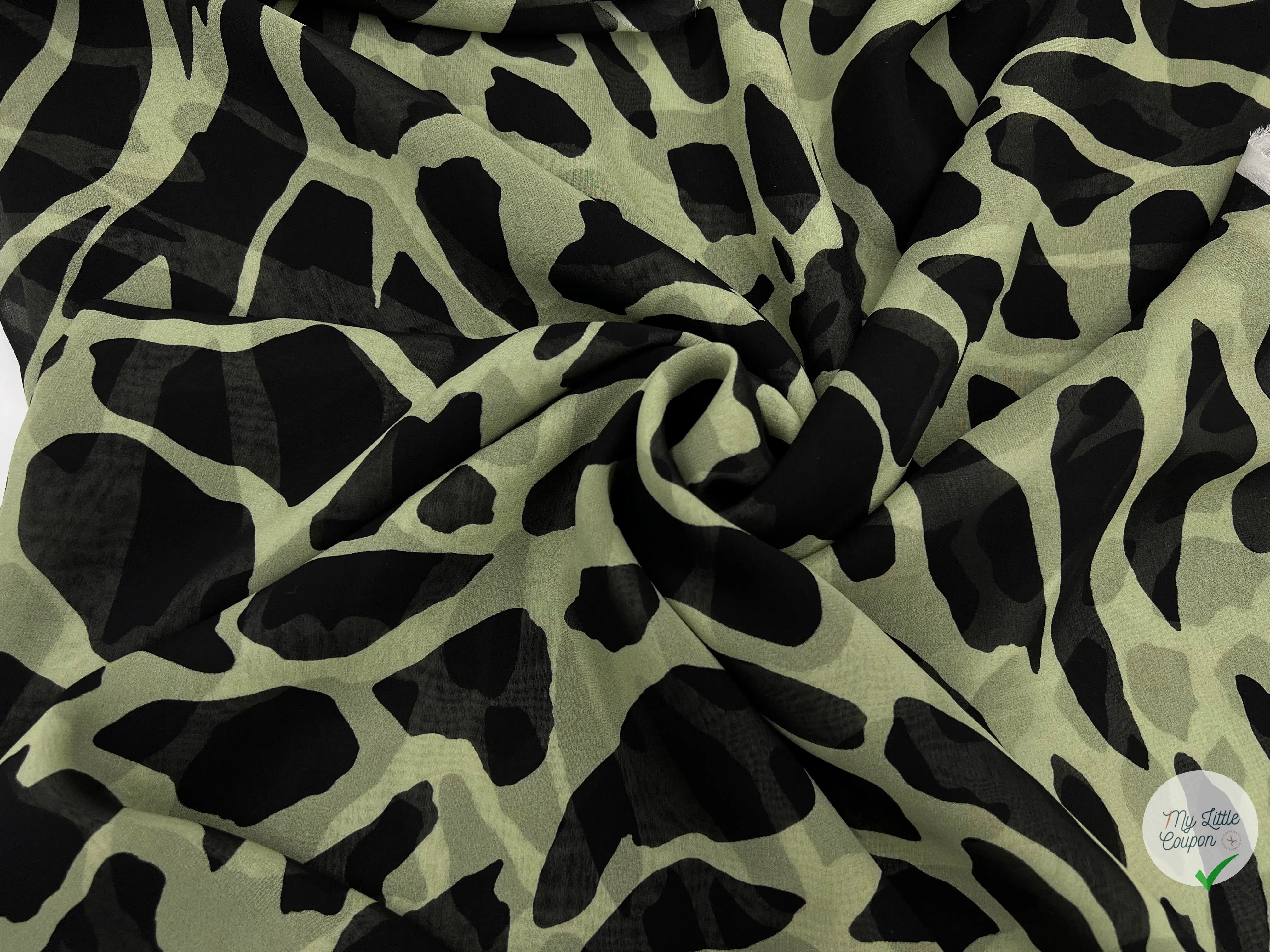 GEORGETTE DE SOIE IMPRIMĂ GIRAFE FOND VERT AMANDE - My Little Coupon - tissu - coudre