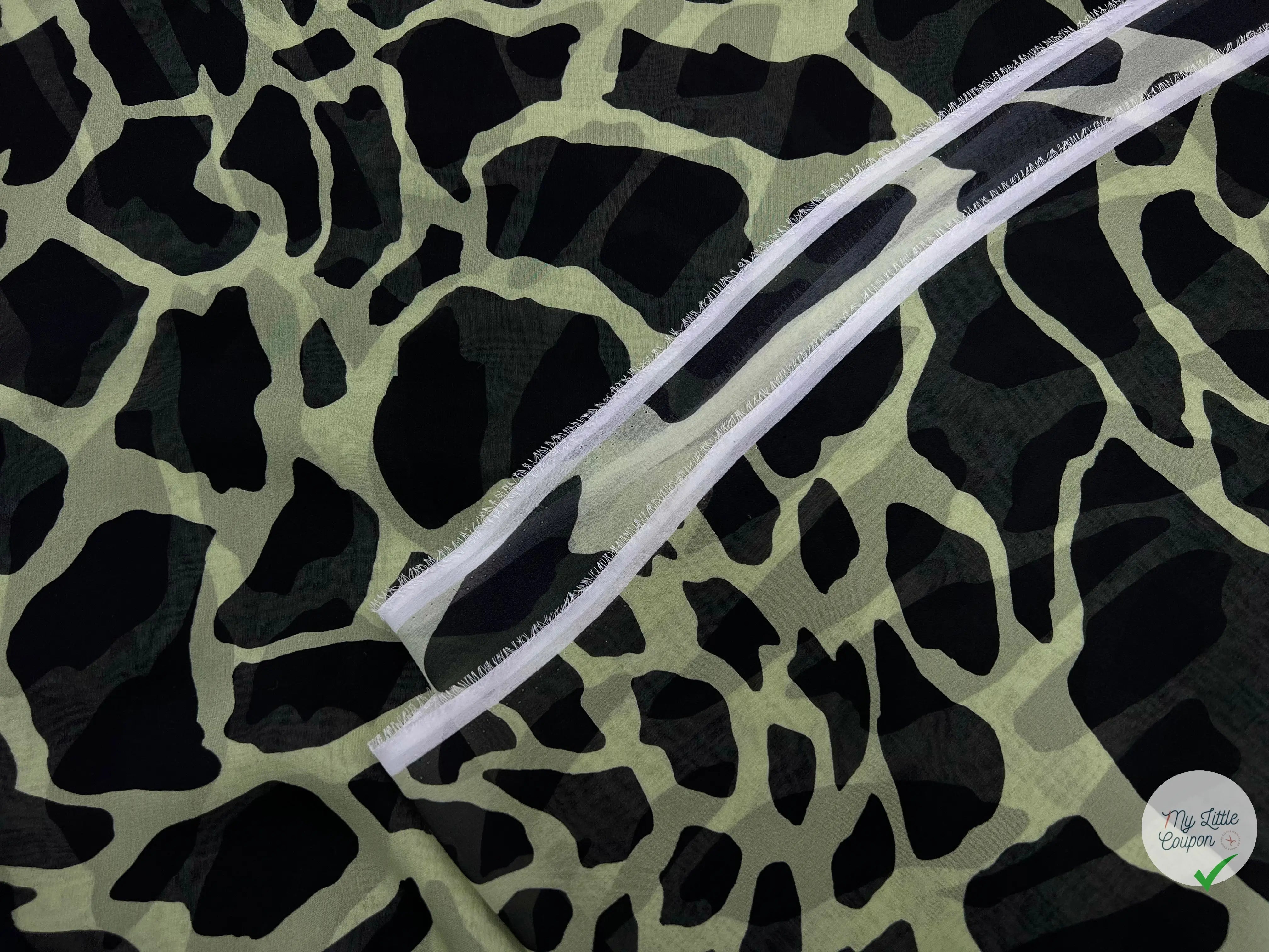 GEORGETTE DE SOIE IMPRIMĂ GIRAFE FOND VERT AMANDE - My Little Coupon - tissu - coudre