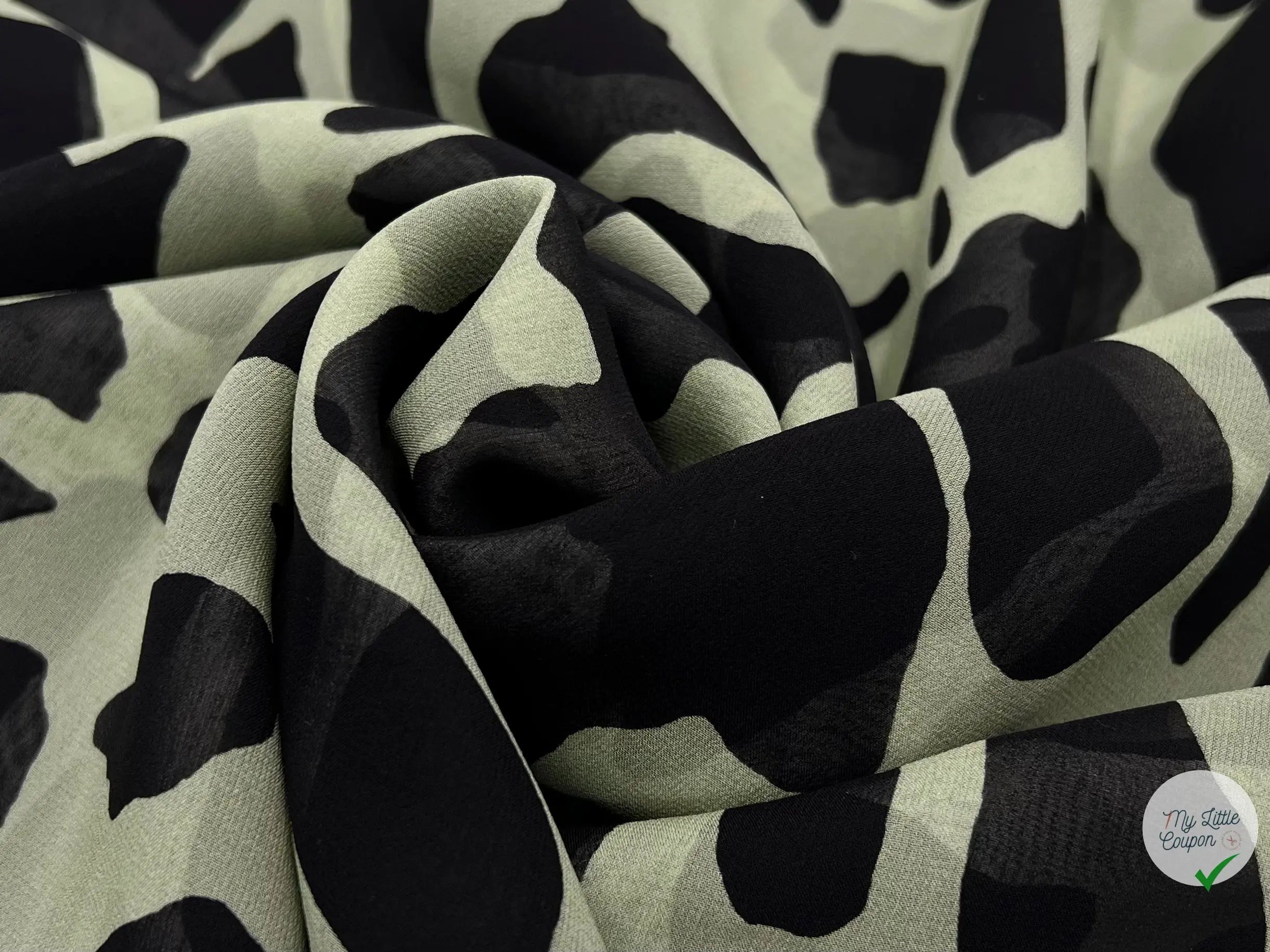 GEORGETTE DE SOIE IMPRIMĂ GIRAFE FOND VERT AMANDE - My Little Coupon - tissu - coudre